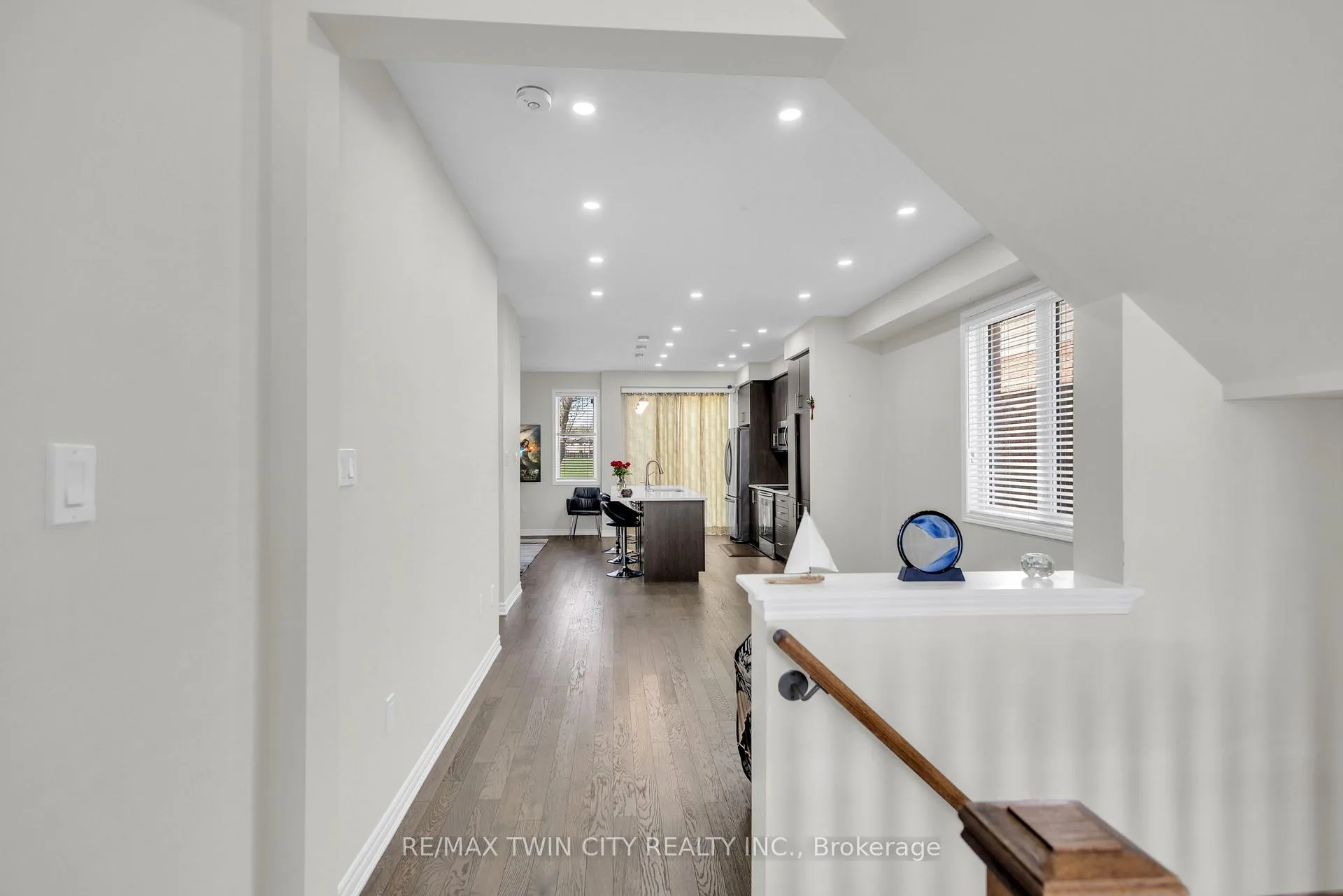Photo 5 of 661 Doon South Drive, Kitchener — HOMEH