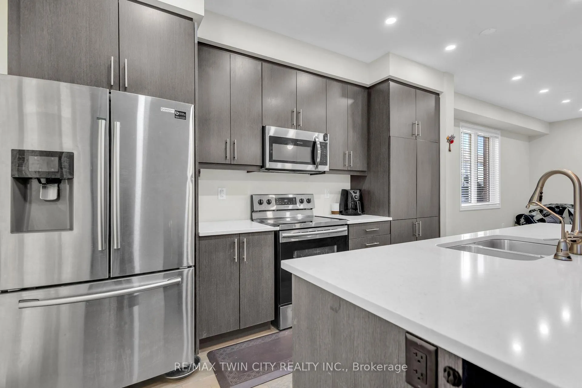 Photo 9 of 661 Doon South Drive, Kitchener — HOMEH
