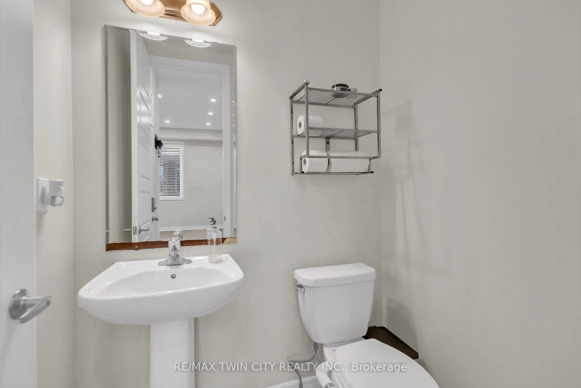 Photo 14 of 661 Doon South Drive, Kitchener — HOMEH