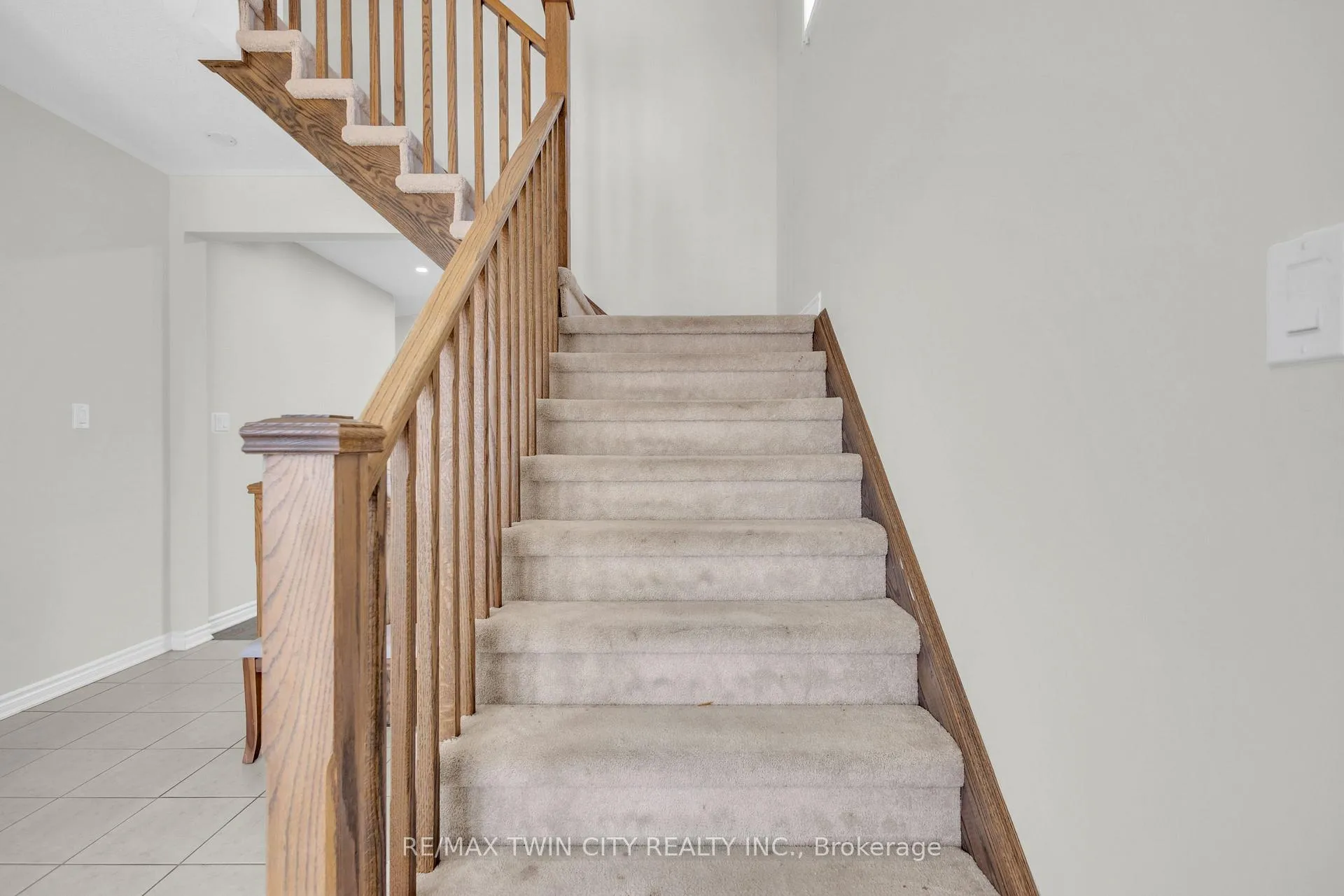 Photo 17 of 661 Doon South Drive, Kitchener — HOMEH