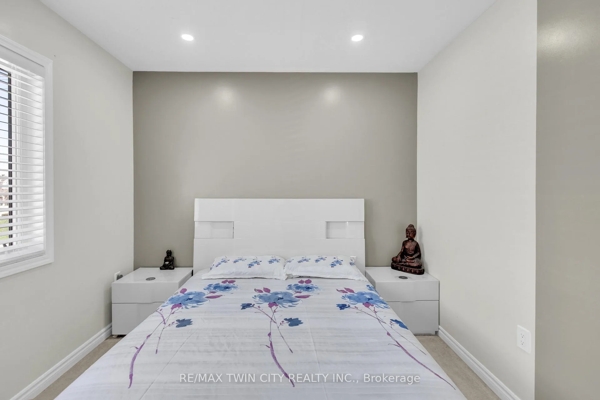 Photo 24 of 661 Doon South Drive, Kitchener — HOMEH