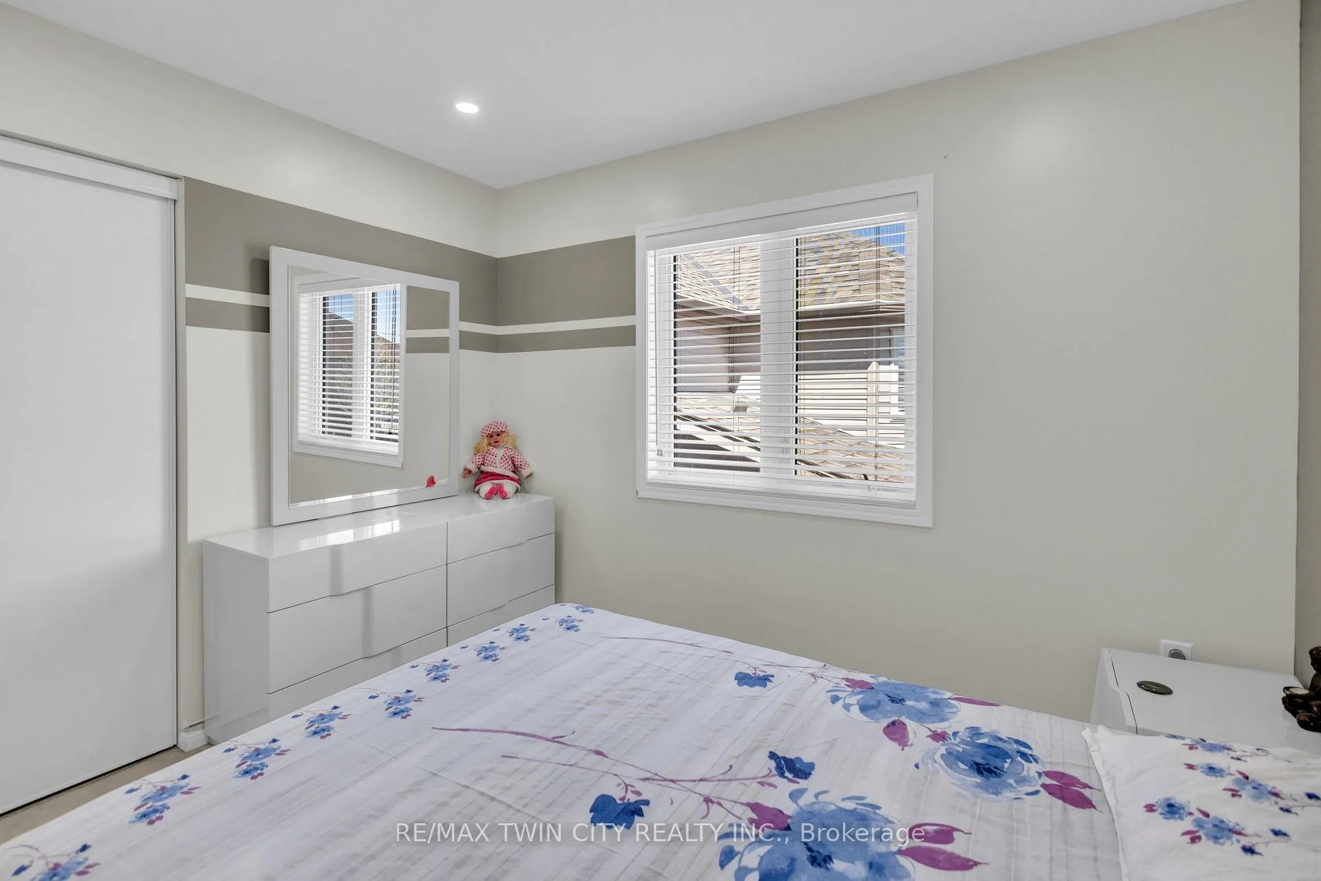 Photo 25 of 661 Doon South Drive, Kitchener — HOMEH