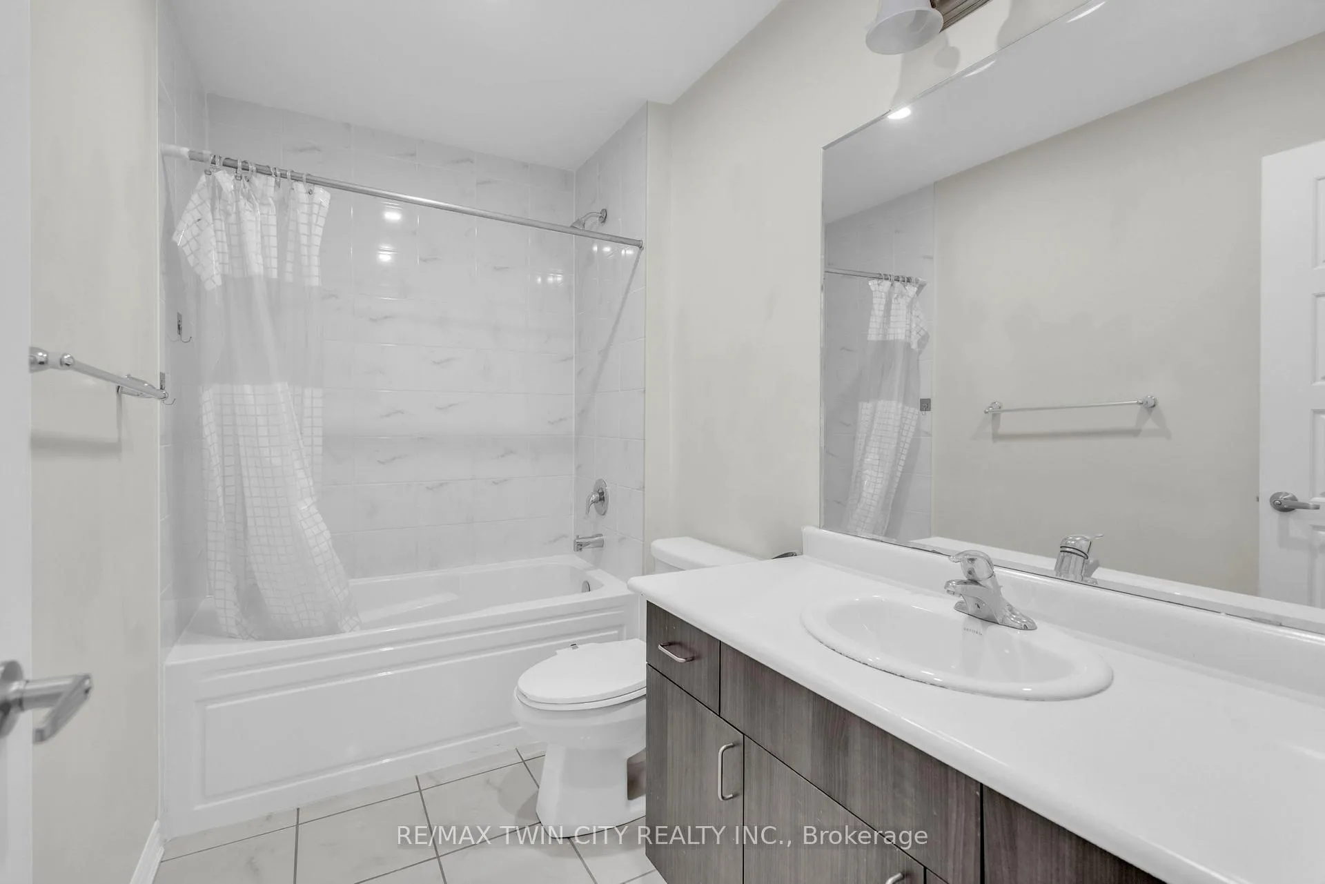Photo 27 of 661 Doon South Drive, Kitchener — HOMEH