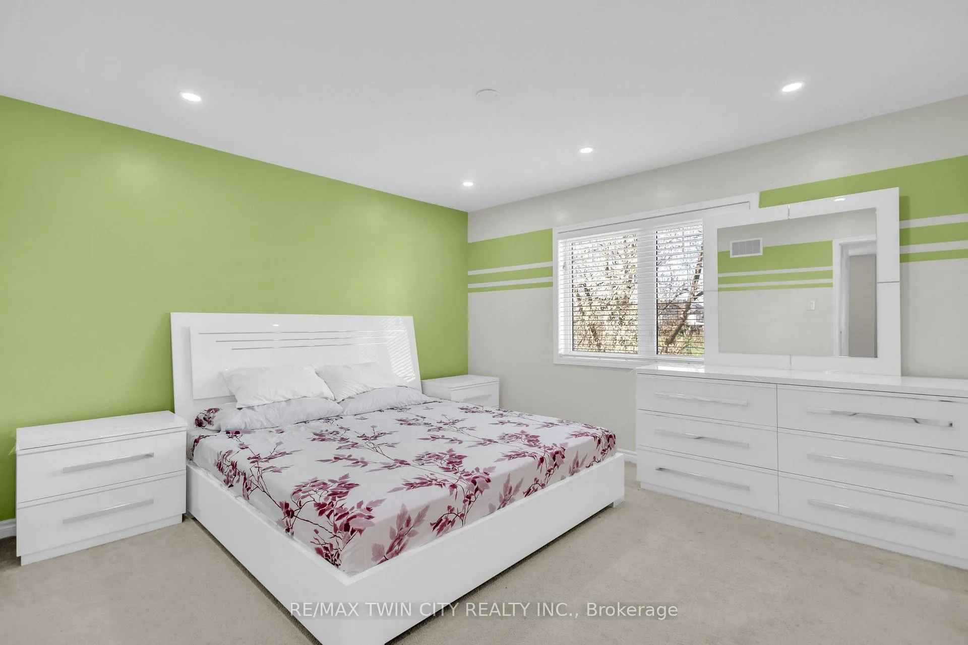 Photo 31 of 661 Doon South Drive, Kitchener — HOMEH