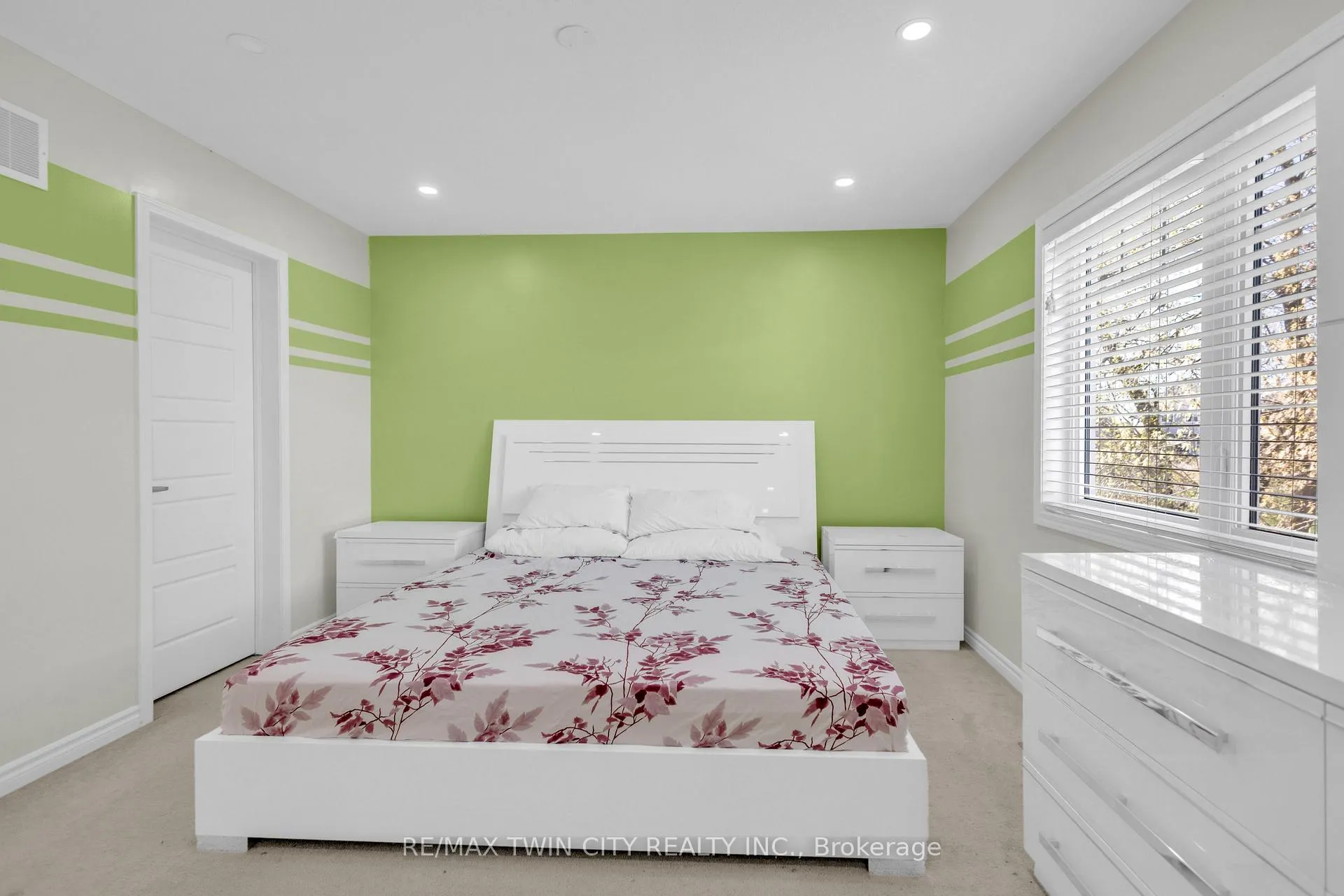 Photo 32 of 661 Doon South Drive, Kitchener — HOMEH