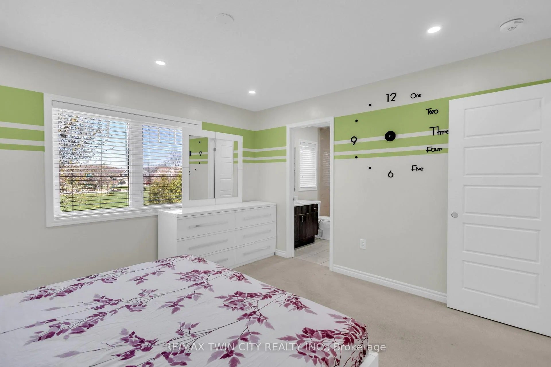 Photo 33 of 661 Doon South Drive, Kitchener — HOMEH