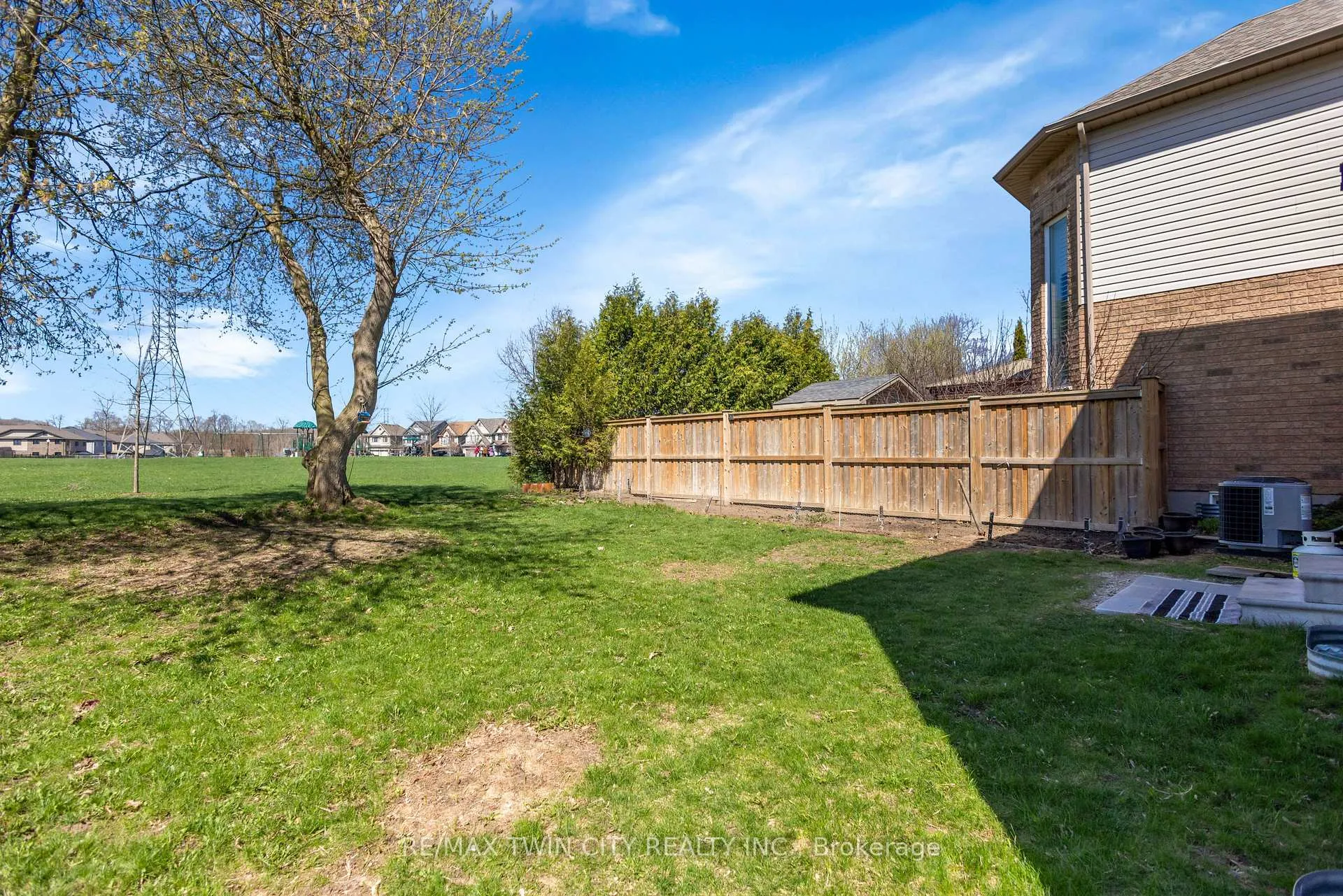 Photo 37 of 661 Doon South Drive, Kitchener — HOMEH