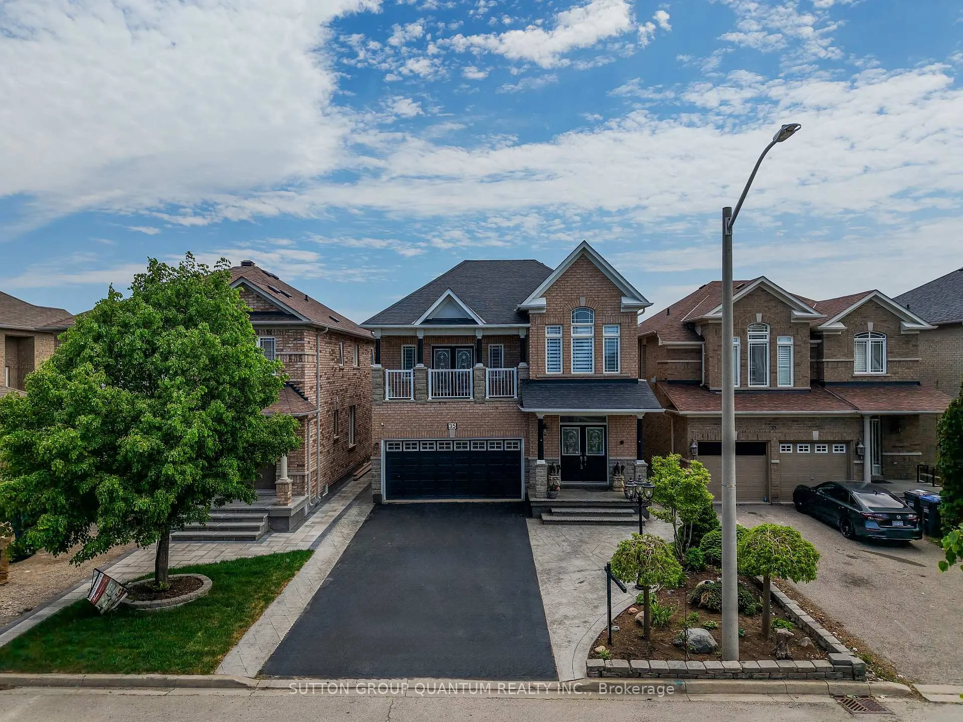 Photo 2 of 35 Devonsleigh Drive, Brampton, Fletcher's Meadow — HOMEH