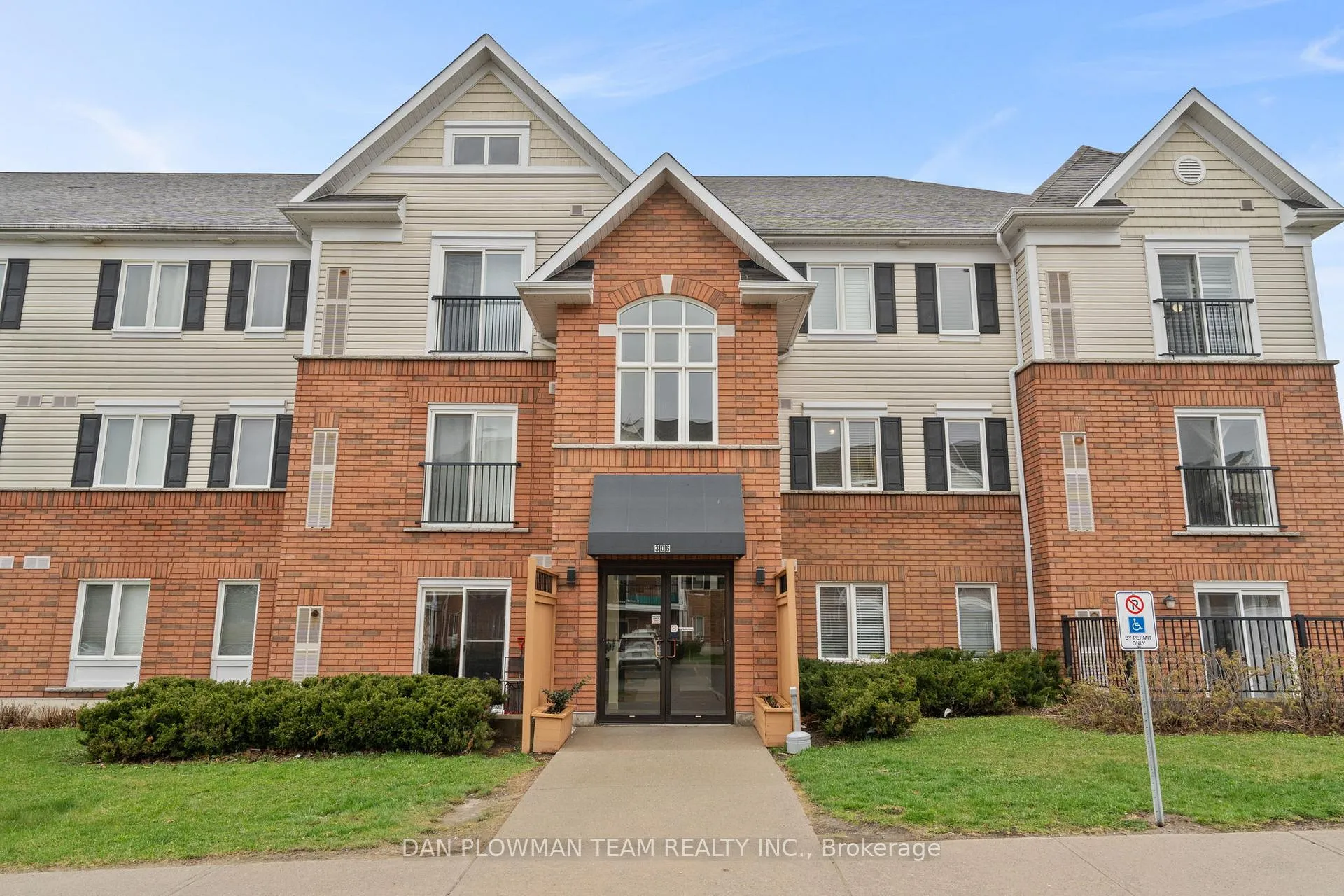 Front of Unit 209, 306 Spillsbury Drive