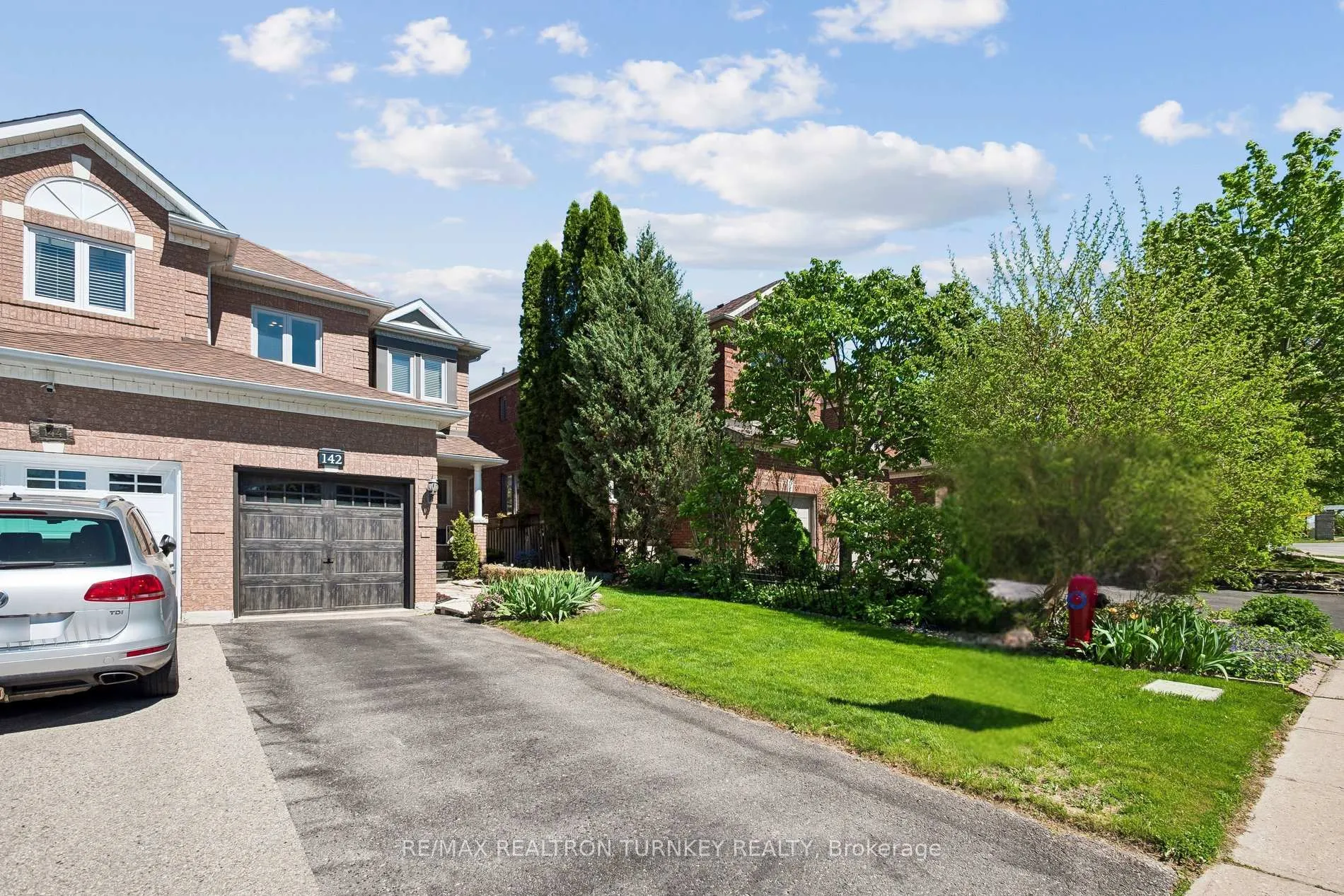 Photo 3 of 142 Denise Circle, Newmarket, Summerhill Estates — HOMEH