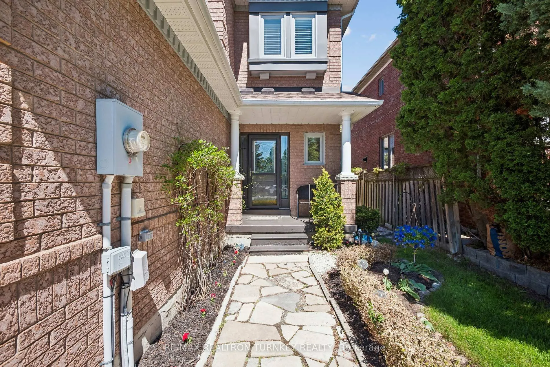 Photo 4 of 142 Denise Circle, Newmarket, Summerhill Estates — HOMEH