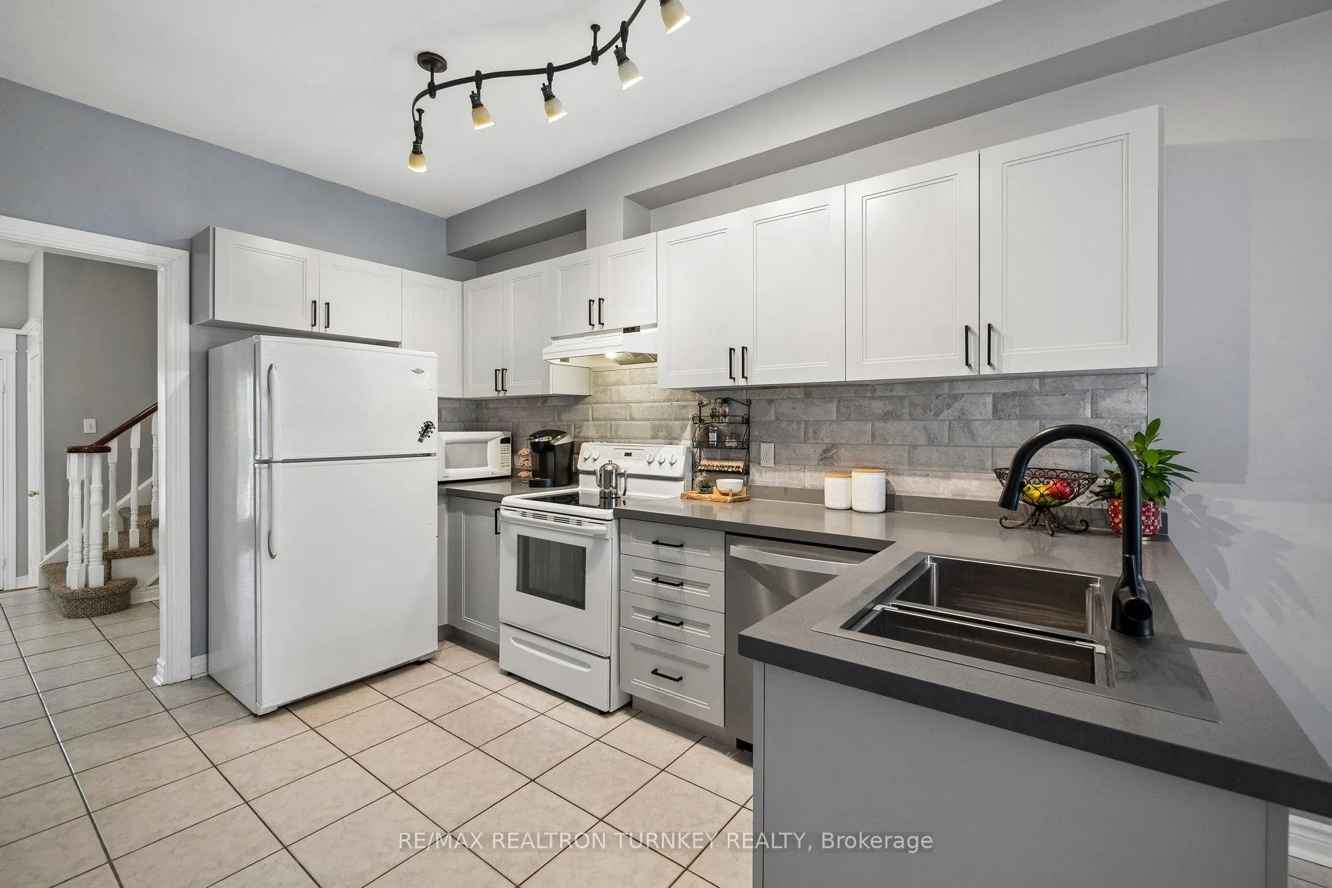 Photo 18 of 142 Denise Circle, Newmarket, Summerhill Estates — HOMEH