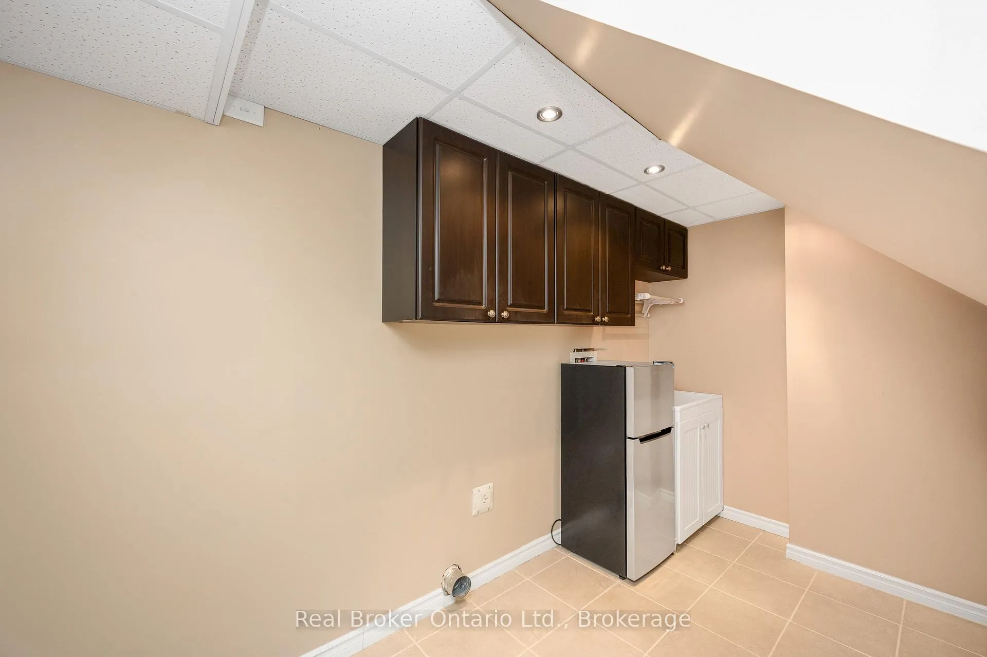 Photo 22 of Unit 17, 751 Rymal Road W, Hamilton, Carpenter — HOMEH