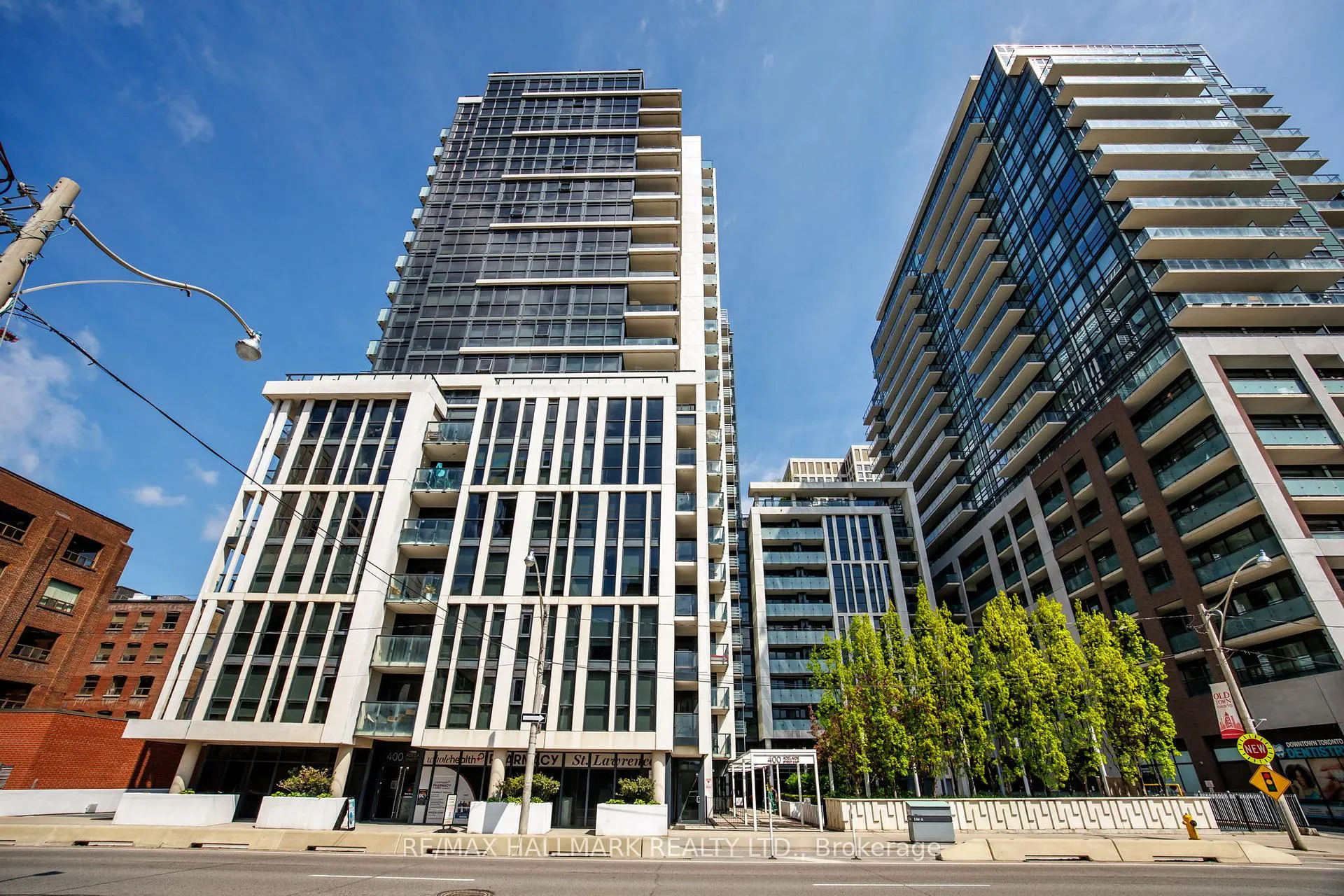 Front of Unit 819, 400 Adelaide Street E