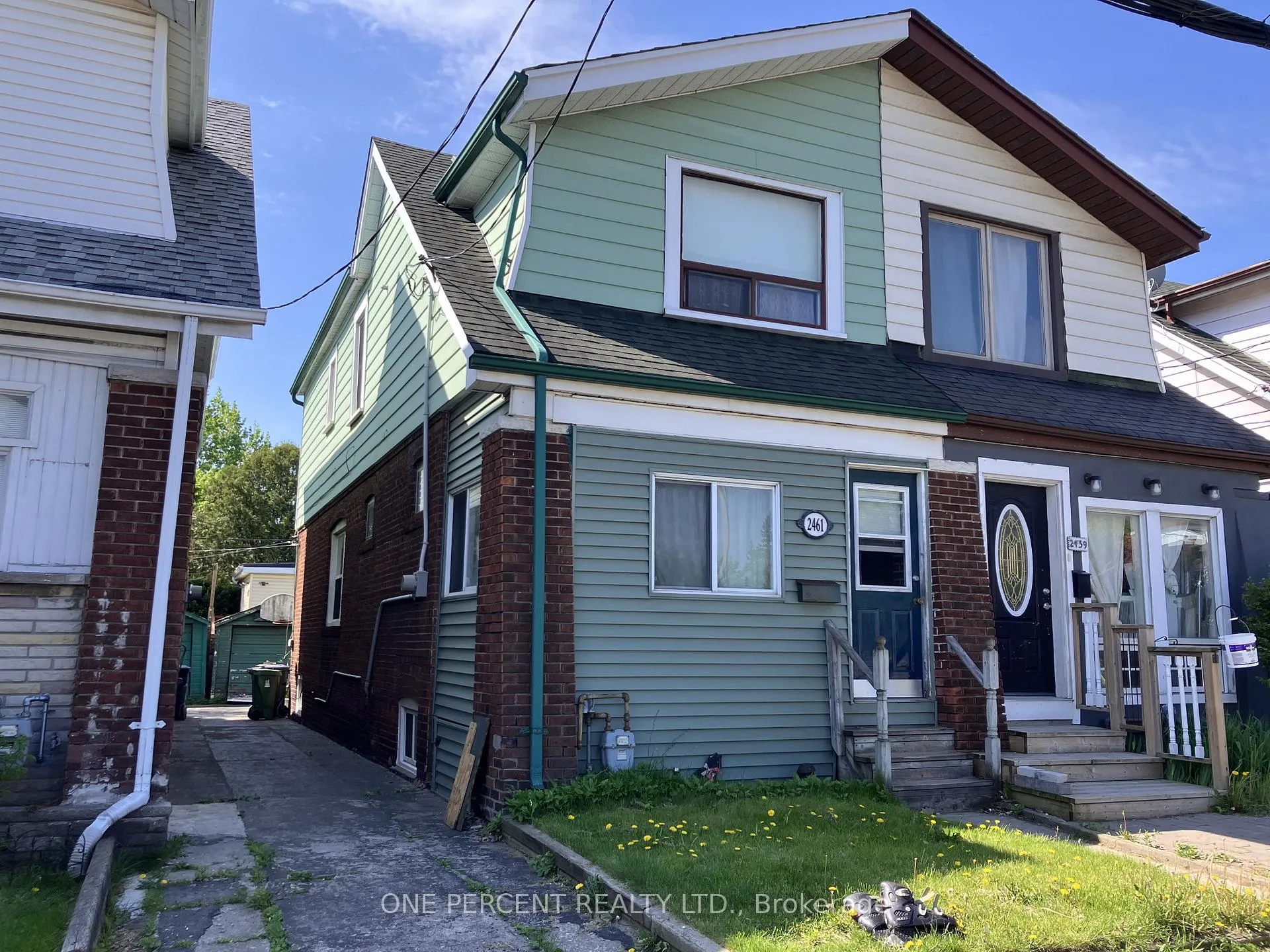 Photo of 2461 Gerrard Street E