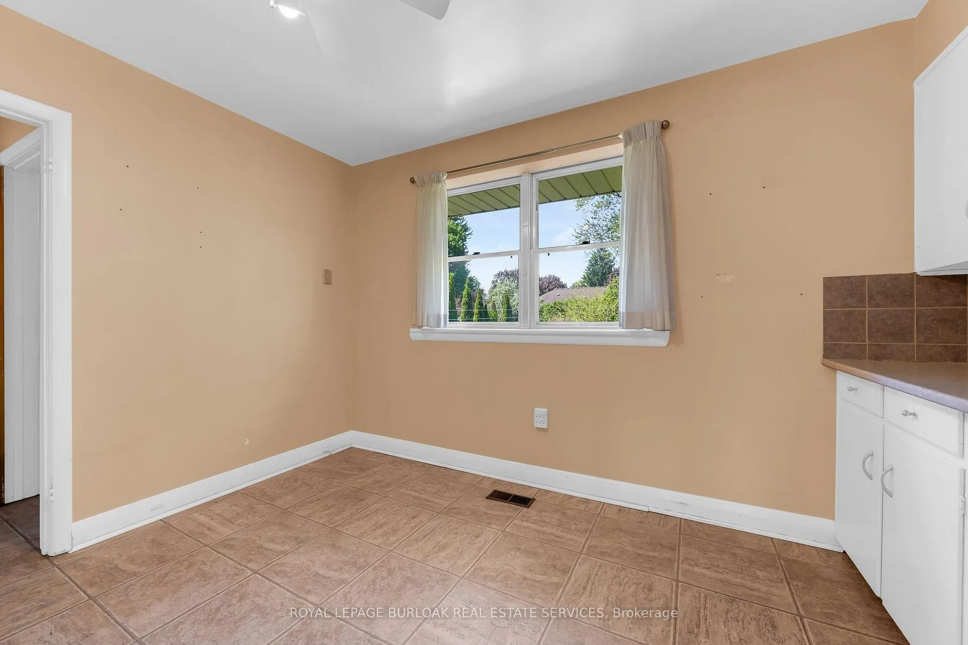 Photo 8 of 234-236 Pine Cove Road, Burlington, Roseland — HOMEH