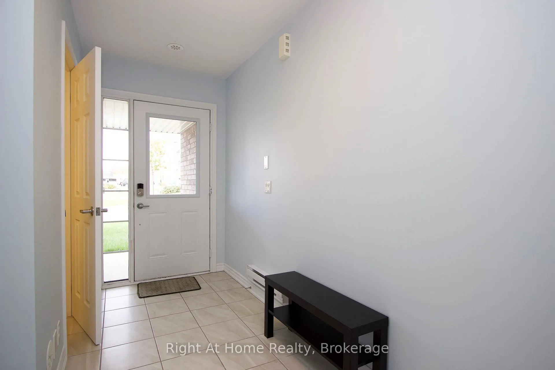 Photo 3 of 49 Far North Court, Oshawa, Windfields — HOMEH