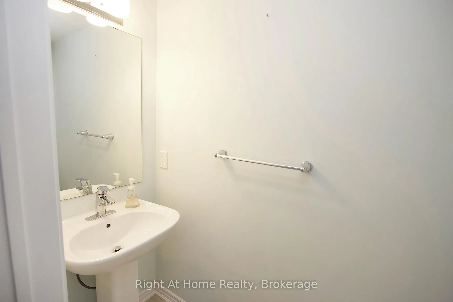Photo 5 of 49 Far North Court, Oshawa, Windfields — HOMEH