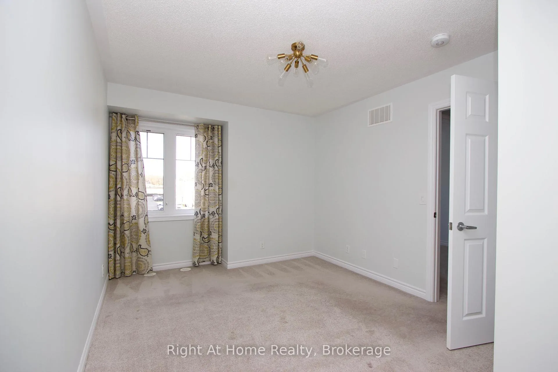 Photo 18 of 49 Far North Court, Oshawa, Windfields — HOMEH