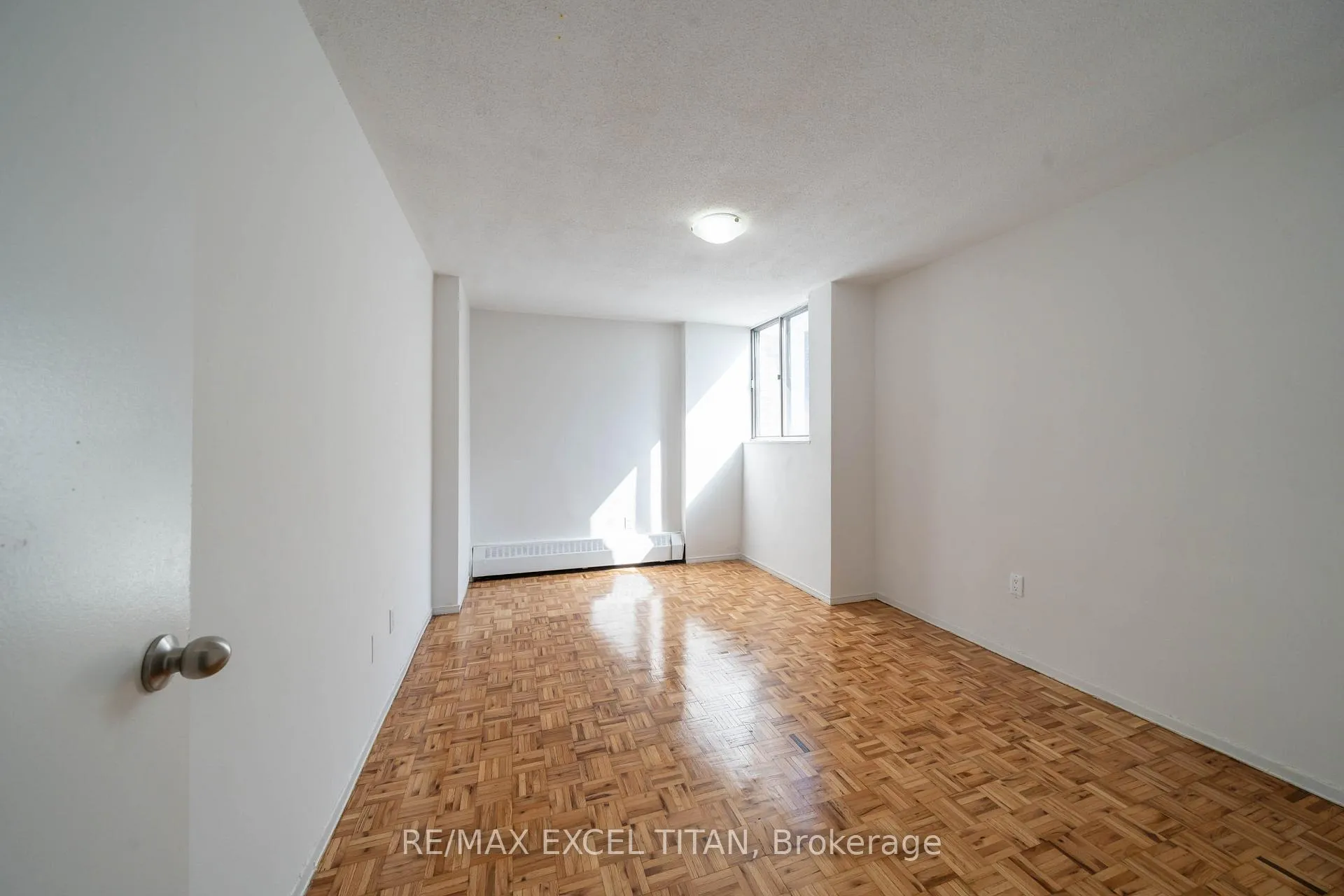 Front of Unit 914, 5 Glamorgan Avenue