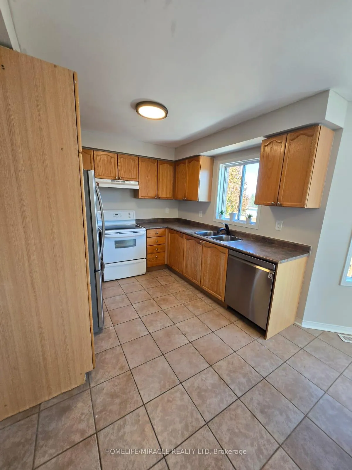 Photo 11 of 29 Nicholson Drive, Barrie, Ardagh — HOMEH