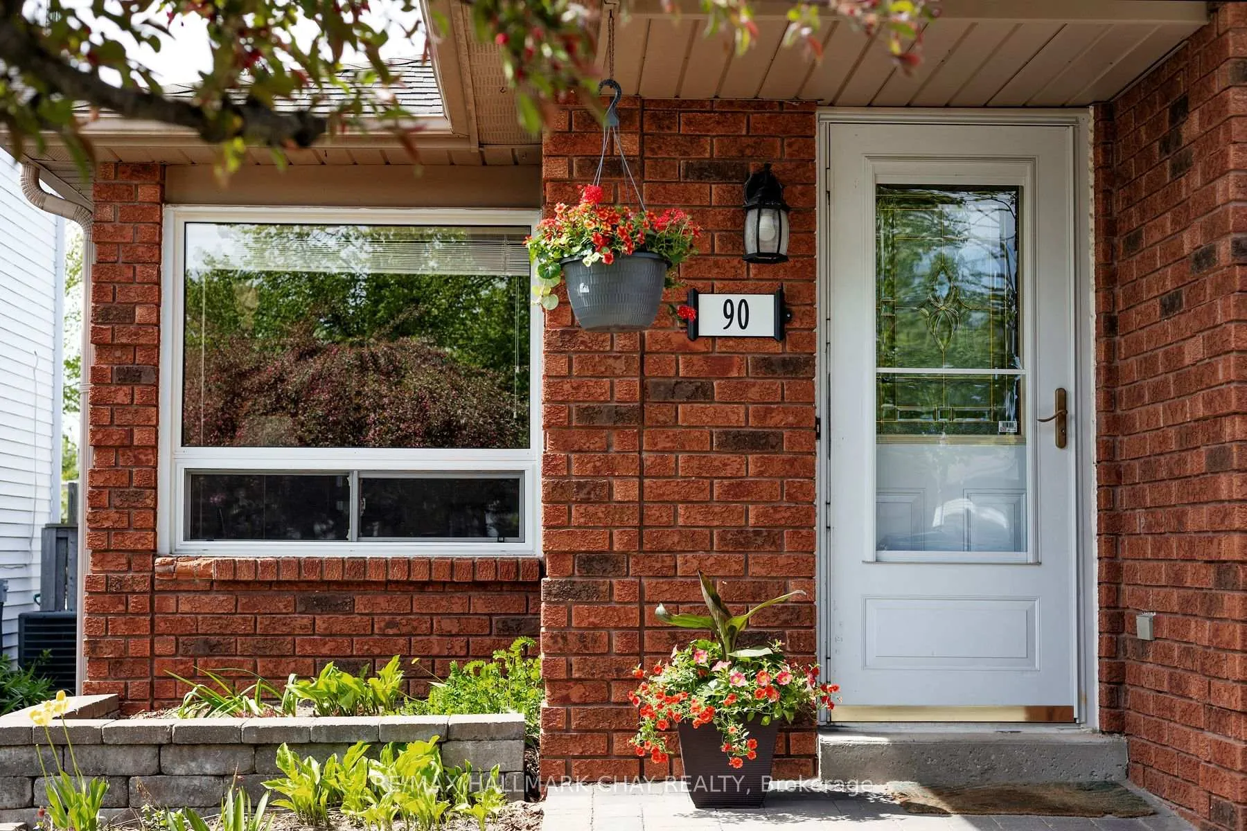Photo 3 of 90 Laidlaw Drive, Barrie, West Bayfield — HOMEH