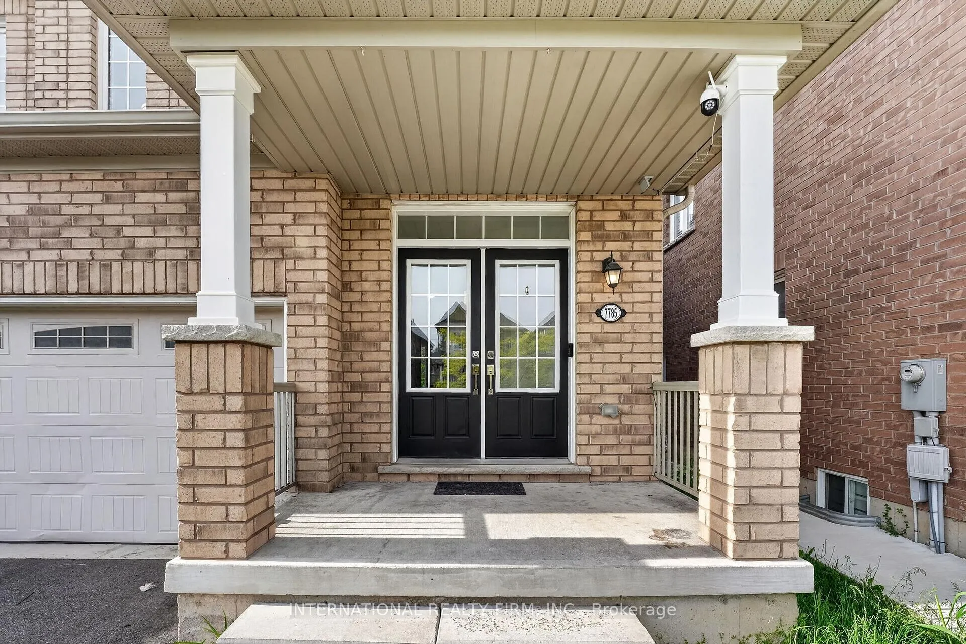 Photo 3 of 7785 Hackberry Trail, Niagara Falls, Brown — HOMEH