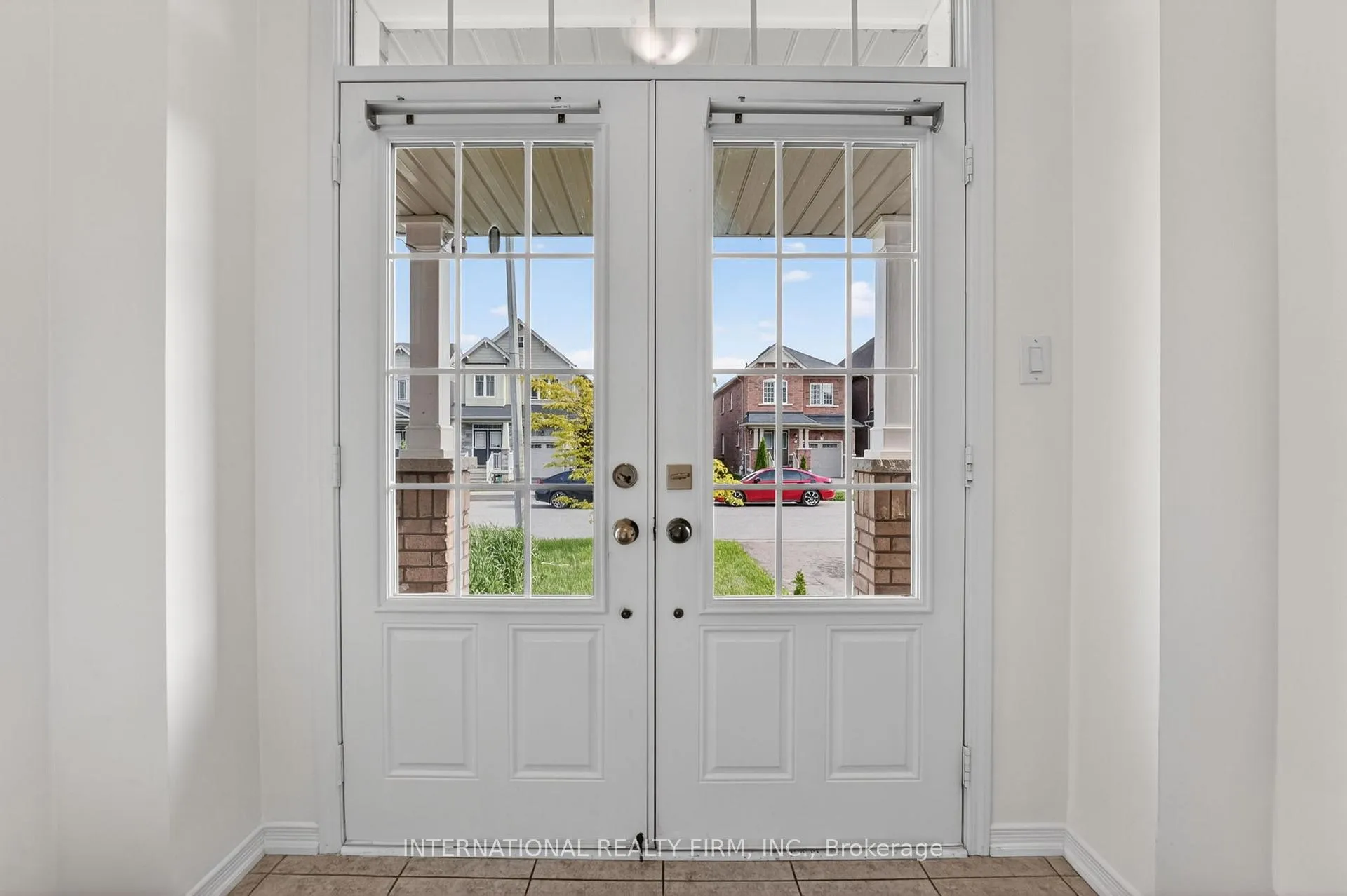 Photo 4 of 7785 Hackberry Trail, Niagara Falls, Brown — HOMEH
