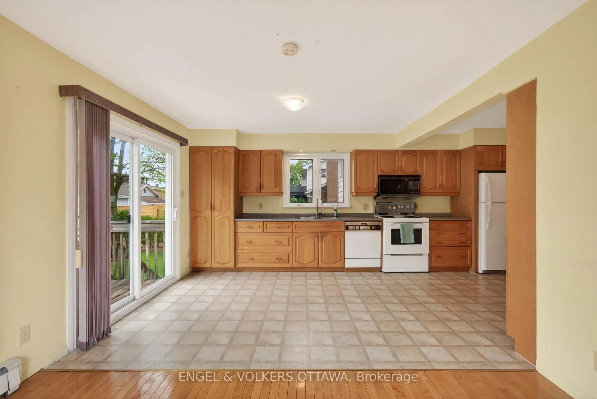 Photo 10 of 1166 Castle Hill Crescent, Ottawa, Copeland Park — HOMEH