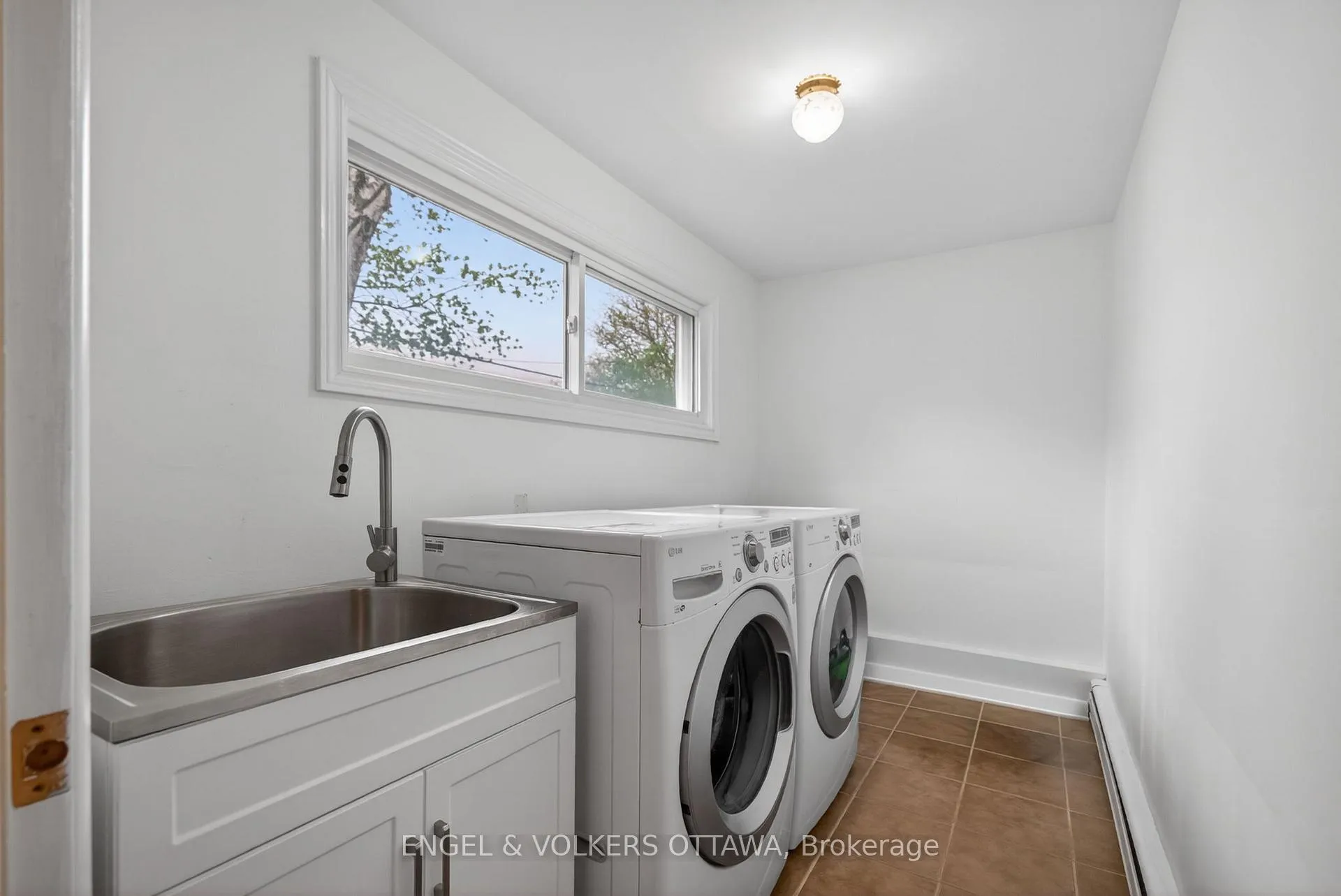 Photo 24 of 1166 Castle Hill Crescent, Ottawa, Copeland Park — HOMEH