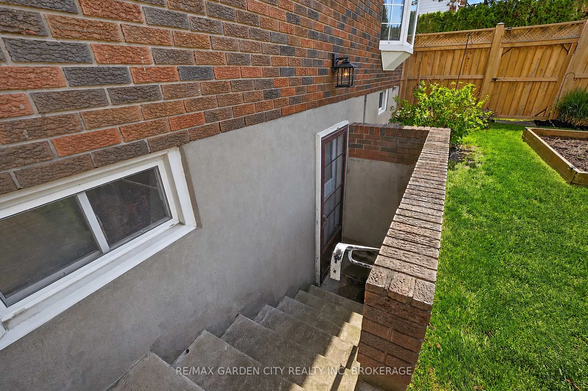 Photo 4 of 61 Royal York Road, St. Catharines, Lakeshore — HOMEH