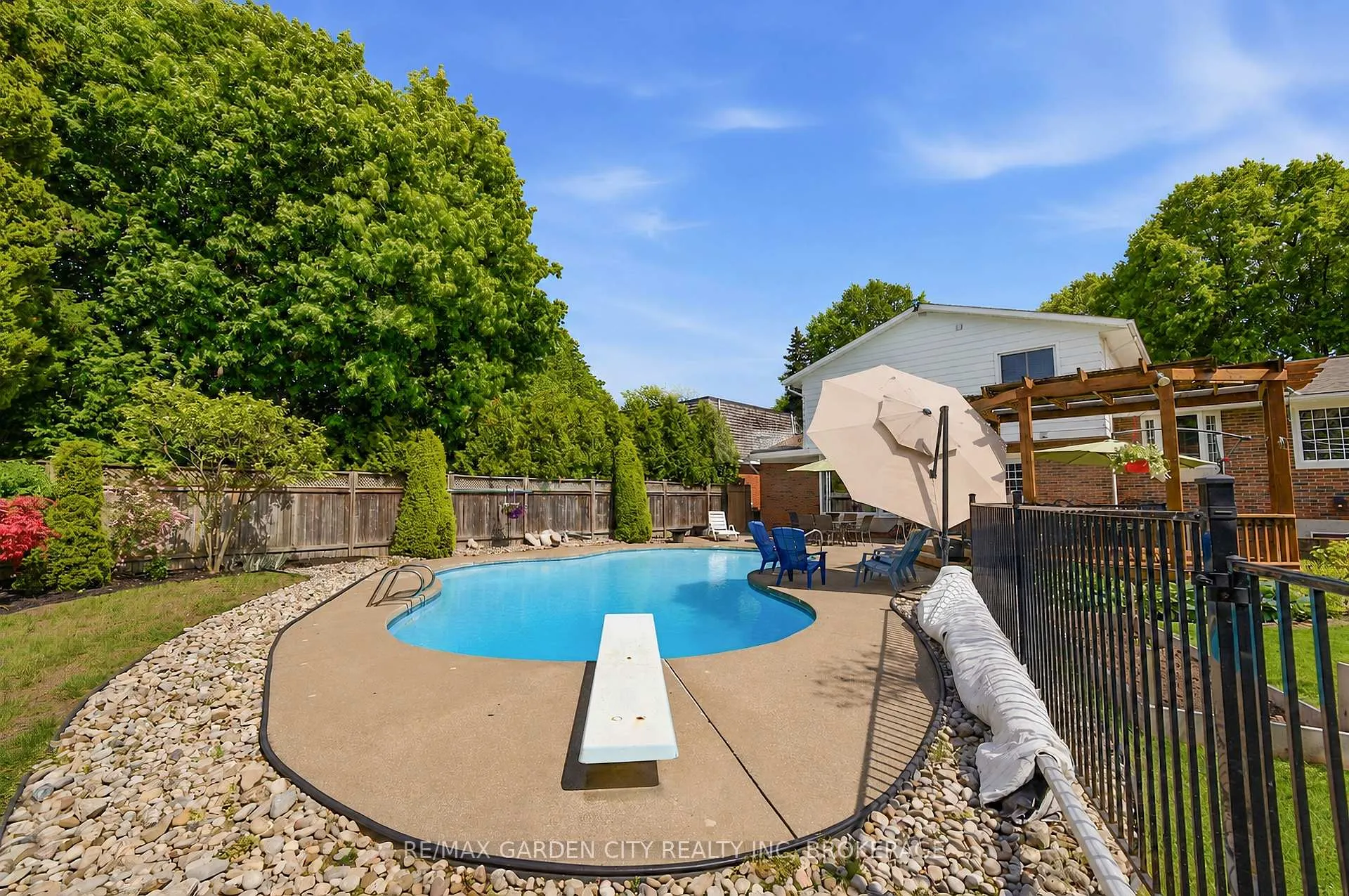 Photo 8 of 61 Royal York Road, St. Catharines, Lakeshore — HOMEH