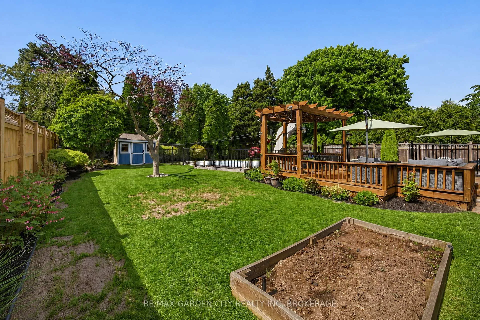 Photo 10 of 61 Royal York Road, St. Catharines, Lakeshore — HOMEH