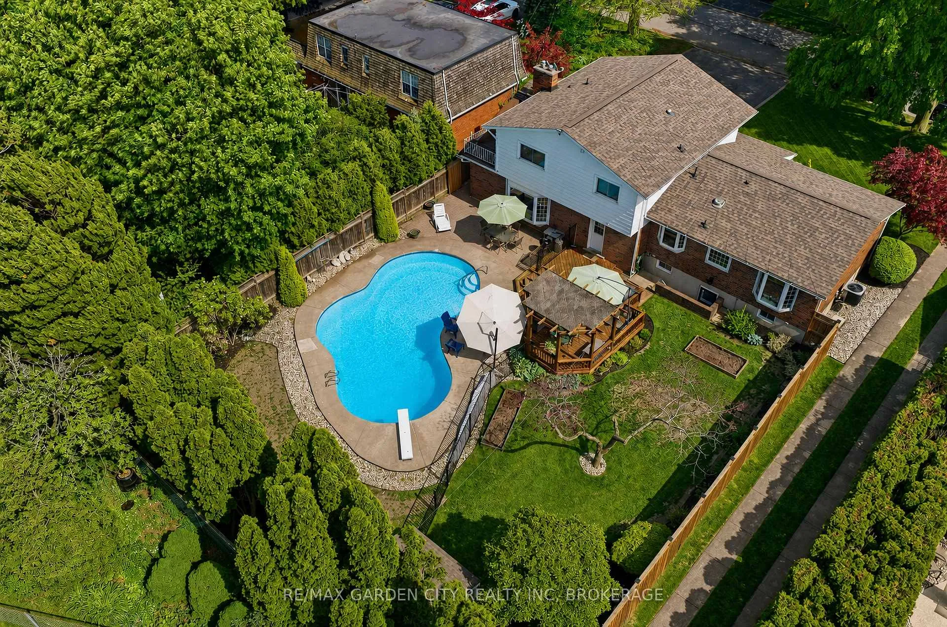 Photo 12 of 61 Royal York Road, St. Catharines, Lakeshore — HOMEH