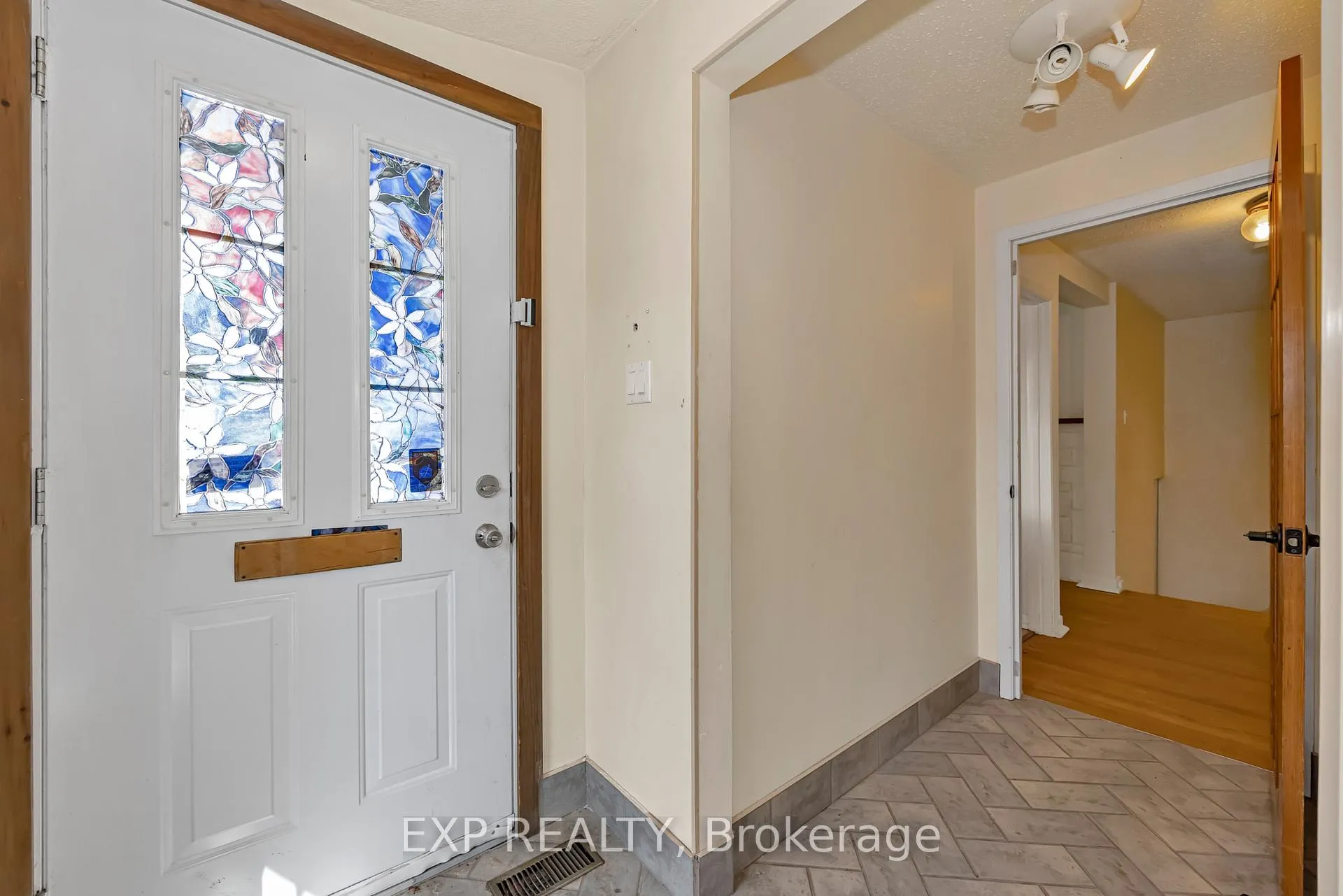 Photo 4 of 21 Southview Crescent, Ottawa, Borden Farm/Stewart Farm/Carleton Heights/Parkwood Hills — HOMEH