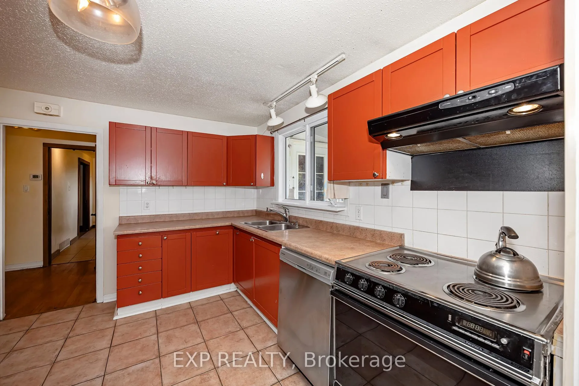 Photo 8 of 21 Southview Crescent, Ottawa, Borden Farm/Stewart Farm/Carleton Heights/Parkwood Hills — HOMEH