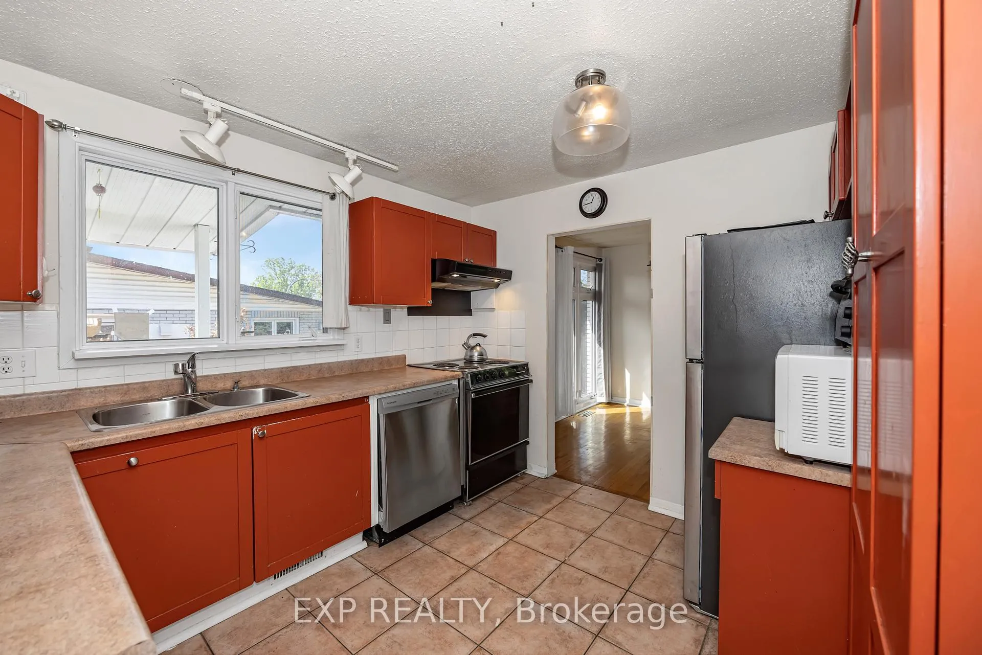 Photo 9 of 21 Southview Crescent, Ottawa, Borden Farm/Stewart Farm/Carleton Heights/Parkwood Hills — HOMEH
