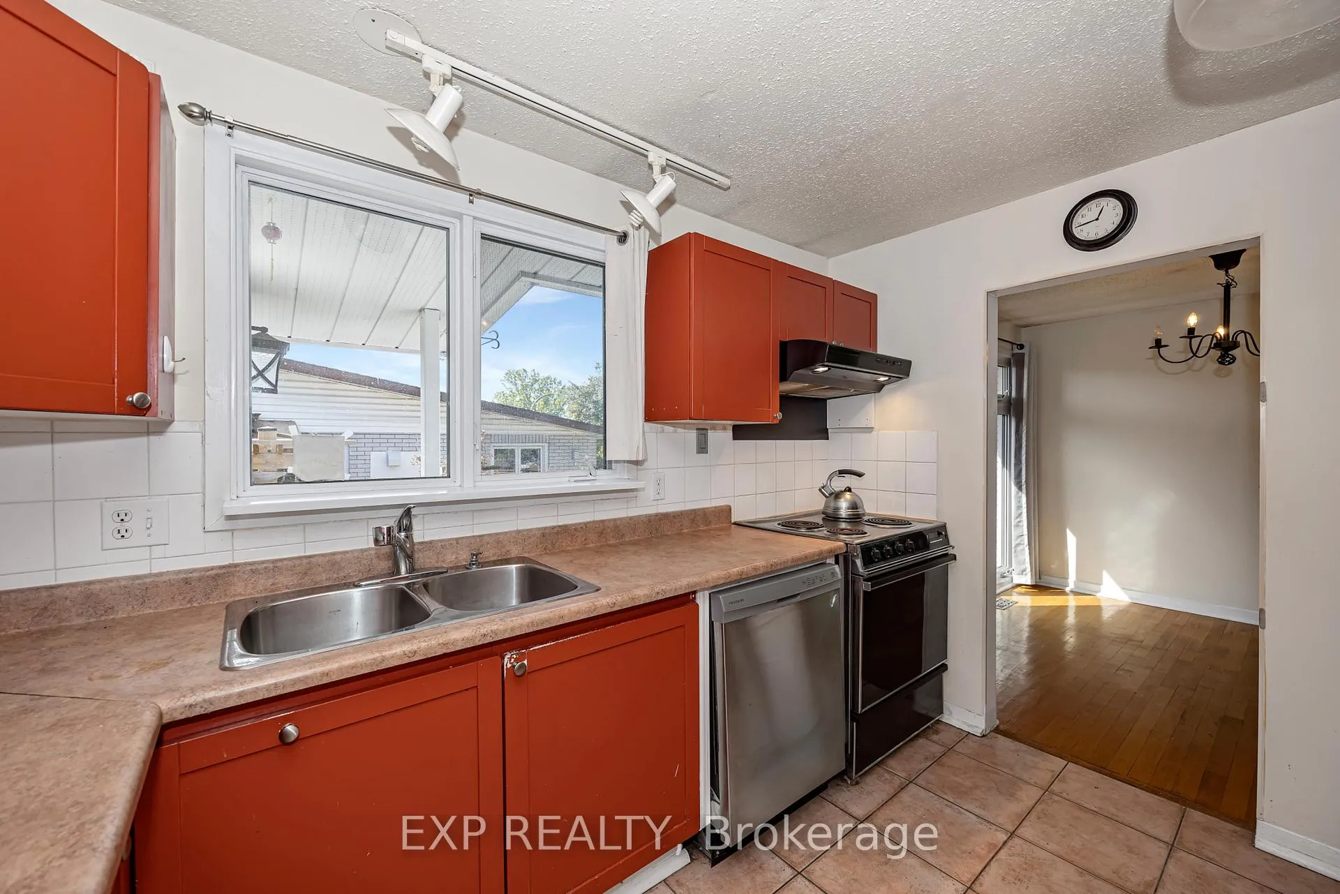 Photo 10 of 21 Southview Crescent, Ottawa, Borden Farm/Stewart Farm/Carleton Heights/Parkwood Hills — HOMEH