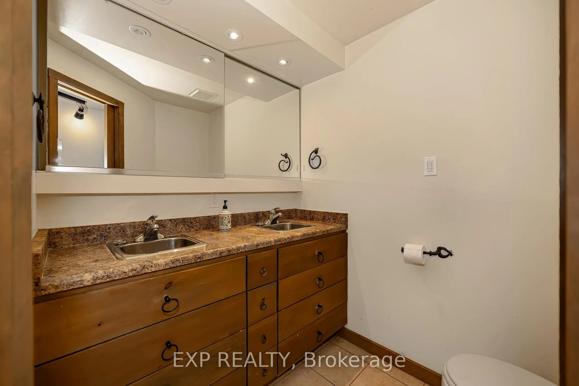 Photo 18 of 21 Southview Crescent, Ottawa, Borden Farm/Stewart Farm/Carleton Heights/Parkwood Hills — HOMEH