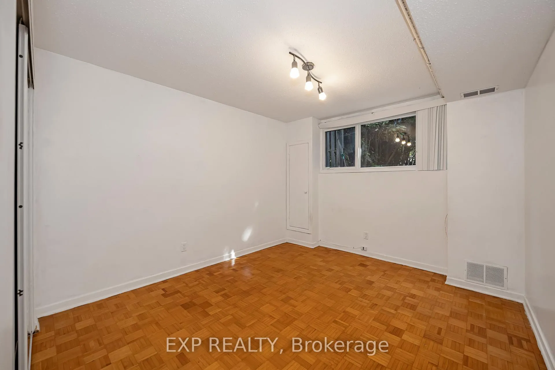 Photo 23 of 21 Southview Crescent, Ottawa, Borden Farm/Stewart Farm/Carleton Heights/Parkwood Hills — HOMEH