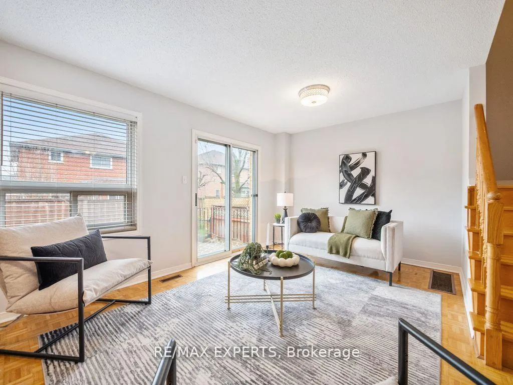 Photo 3 of 97 Pinedale Gate, Vaughan, East Woodbridge — HOMEH