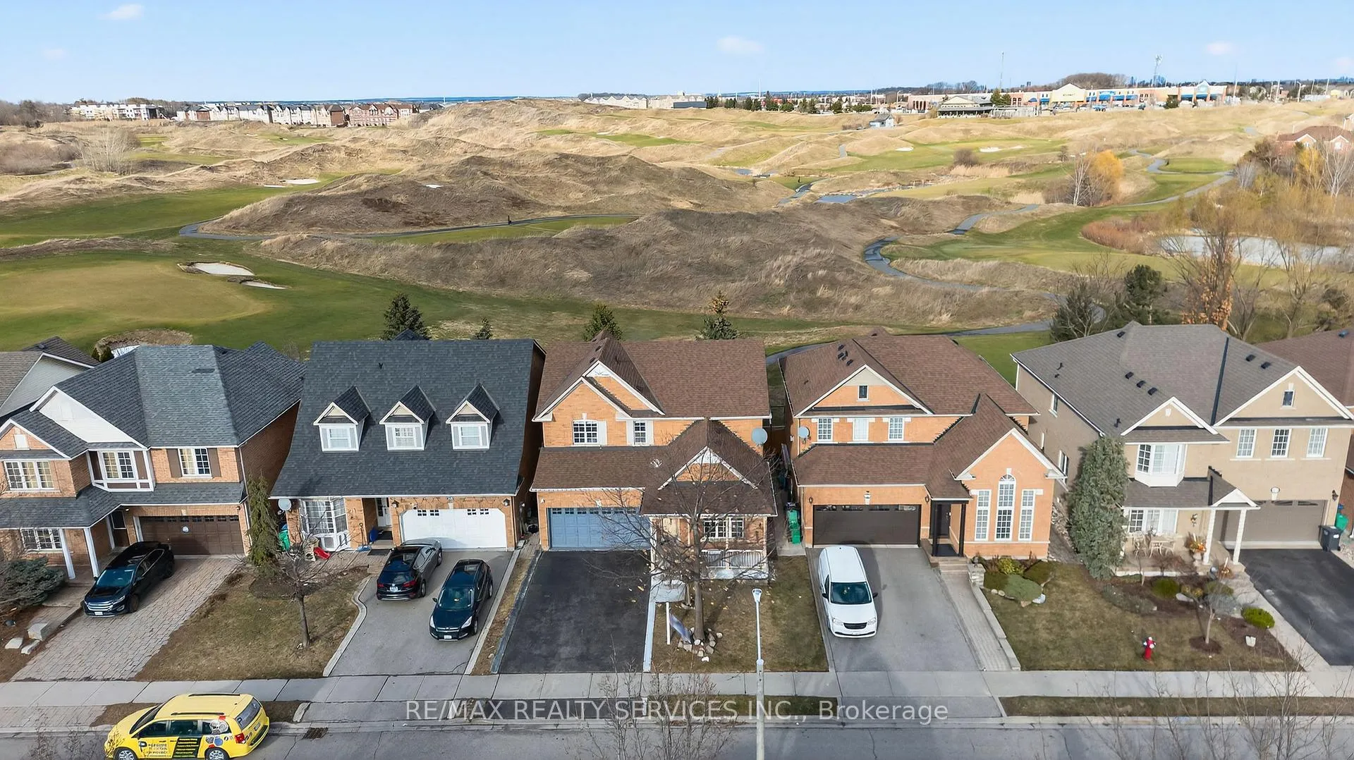 Photo 3 of 47 Upper Highlands Drive, Brampton, Heart Lake East — HOMEH