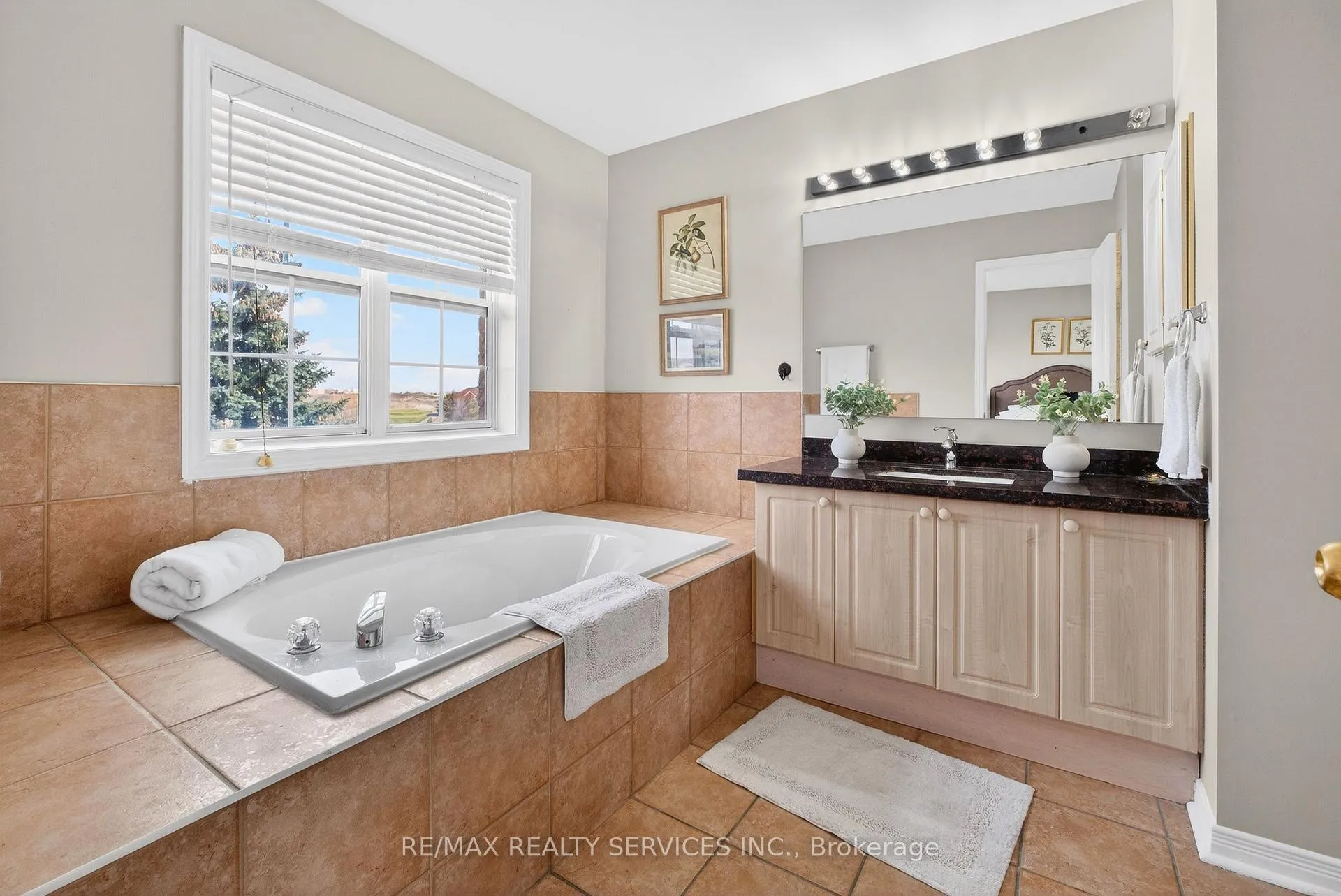Photo 26 of 47 Upper Highlands Drive, Brampton, Heart Lake East — HOMEH