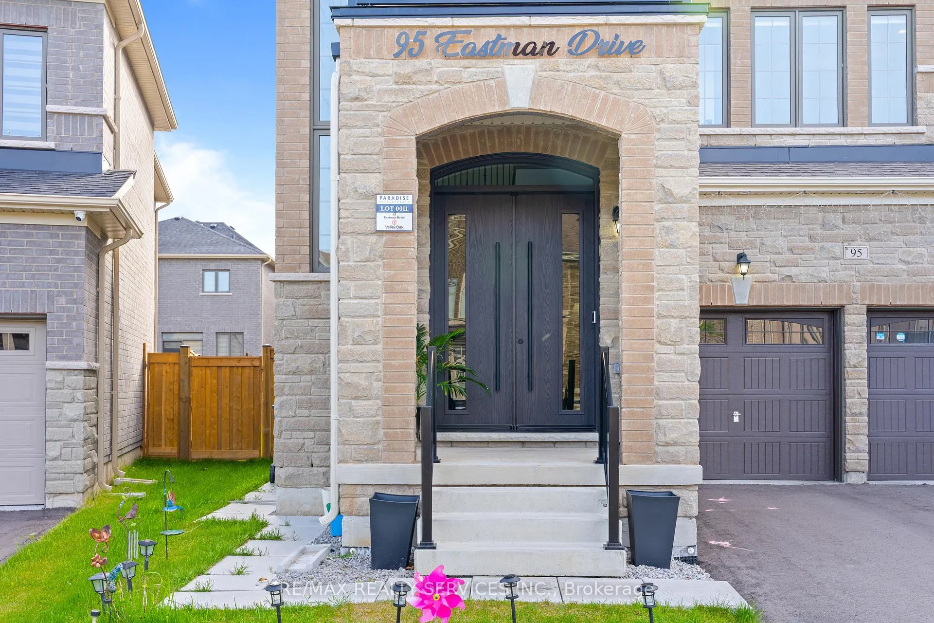 Photo 4 of 95 Eastman Drive, Brampton, Credit Valley — HOMEH