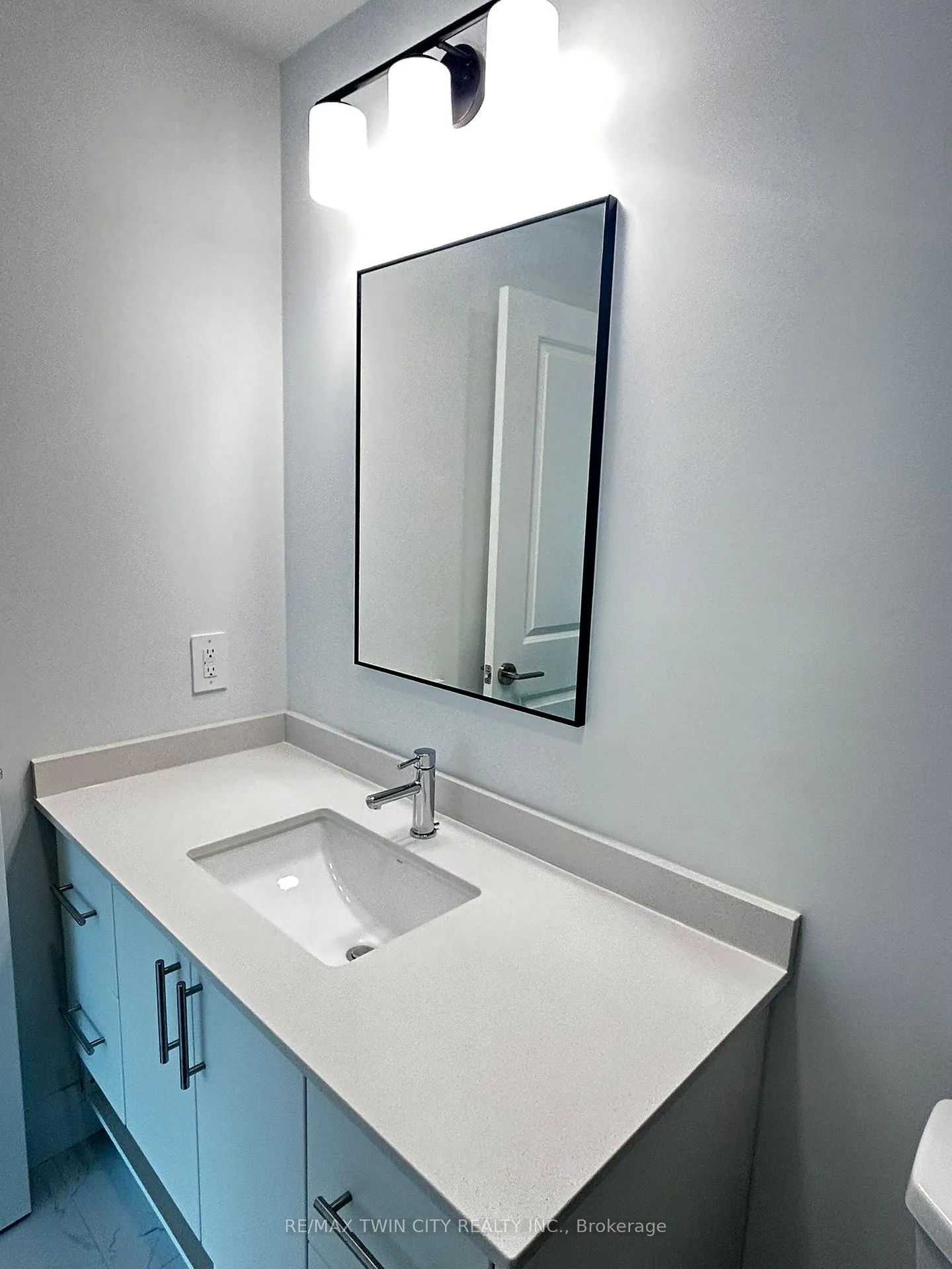 Photo 8 of Unit 905, 1333 Weber Street E, Kitchener — HOMEH