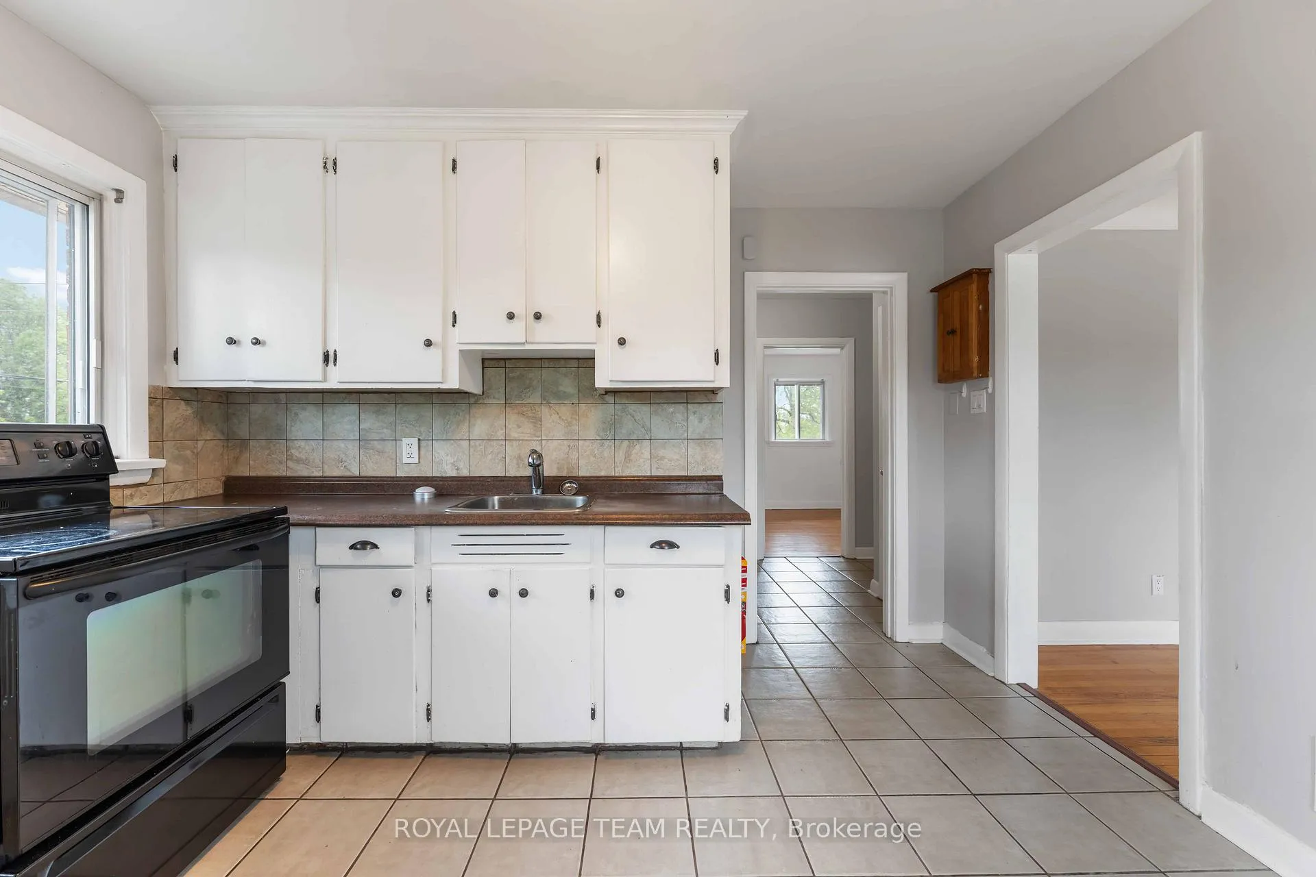 Photo 11 of Unit 3, 1086 Apolydor Avenue, Ottawa, Billings Bridge — HOMEH