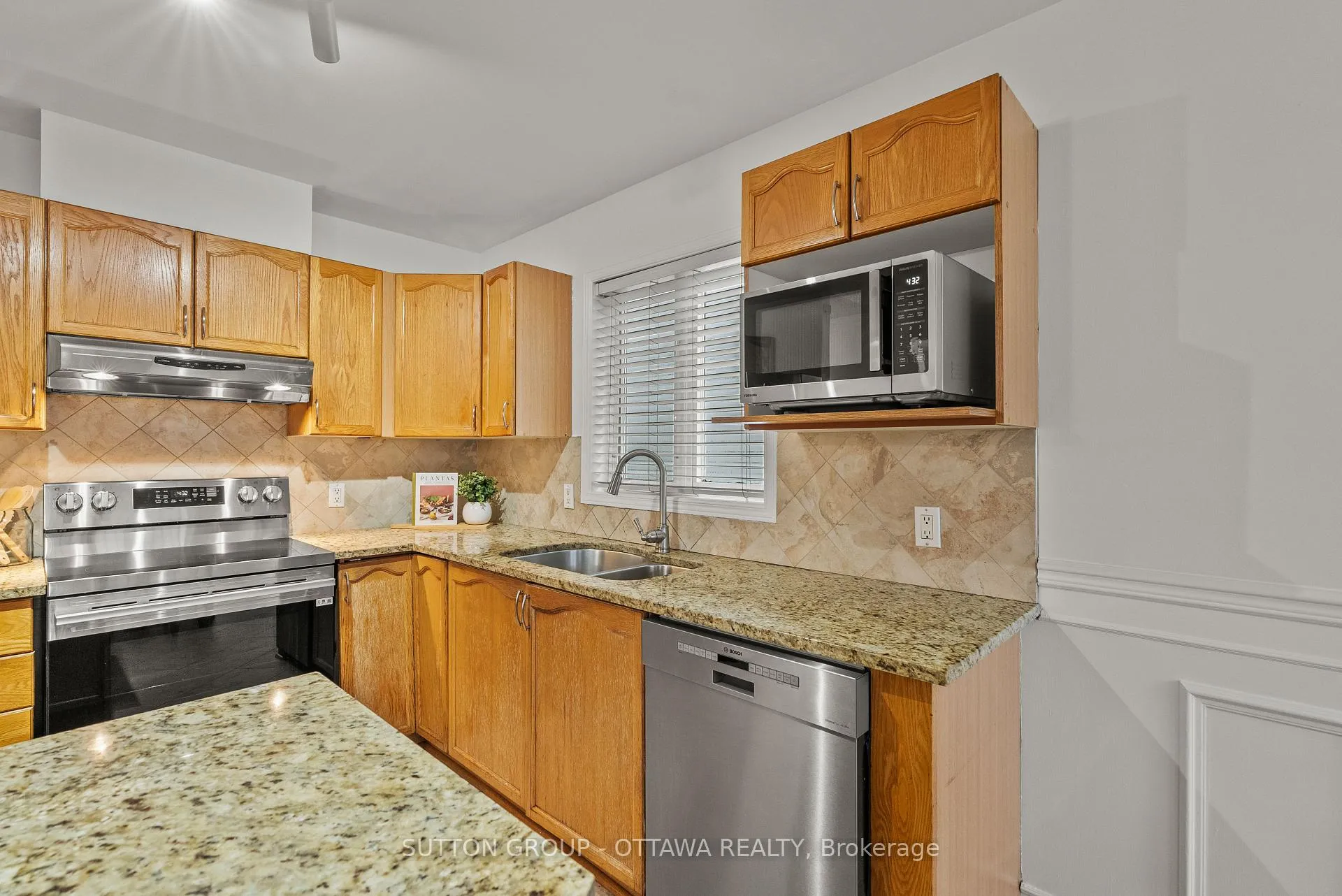 Photo 18 of 27 Nairn Street, Ottawa, Kanata - Glencairn/Hazeldean — HOMEH
