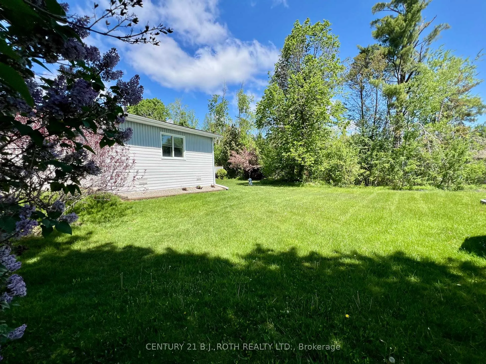 Photo 2 of 1 Nectarine Court, Innisfil, Rural Innisfil — HOMEH