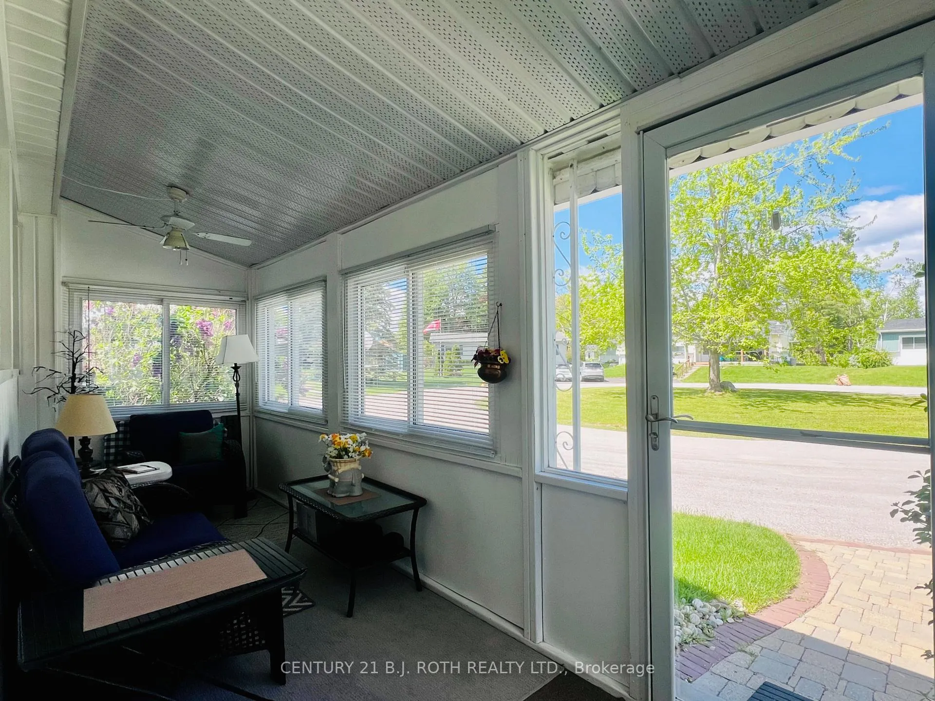 Photo 3 of 1 Nectarine Court, Innisfil, Rural Innisfil — HOMEH