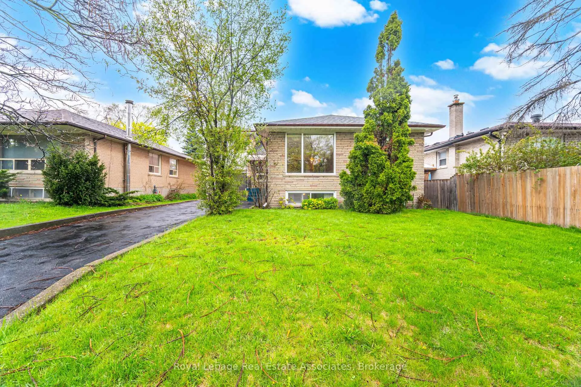 Front of 193 Kingsview Boulevard